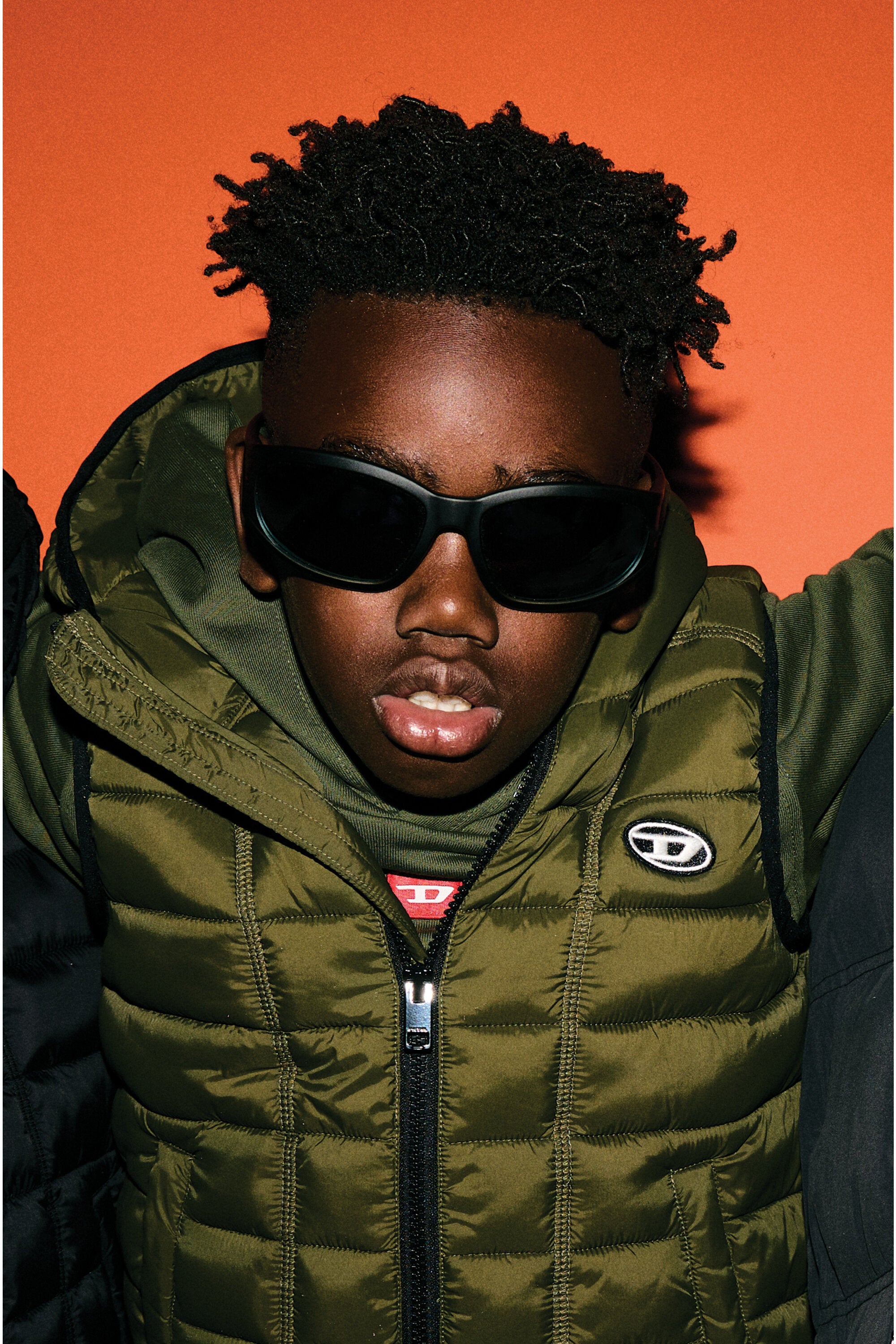 Chaleco ligero con capucha y logotipo Oval D