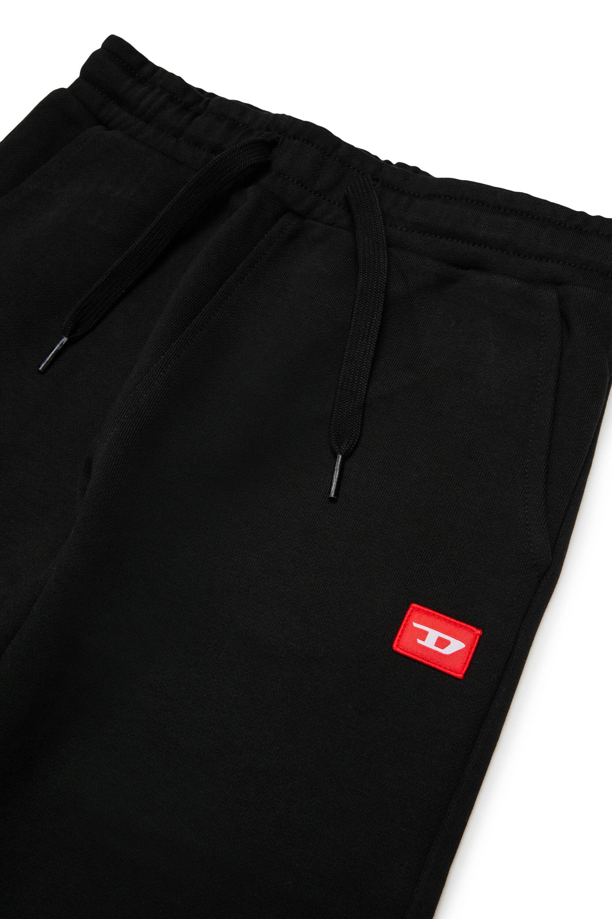 Pantaloni jogger con patch D rossa