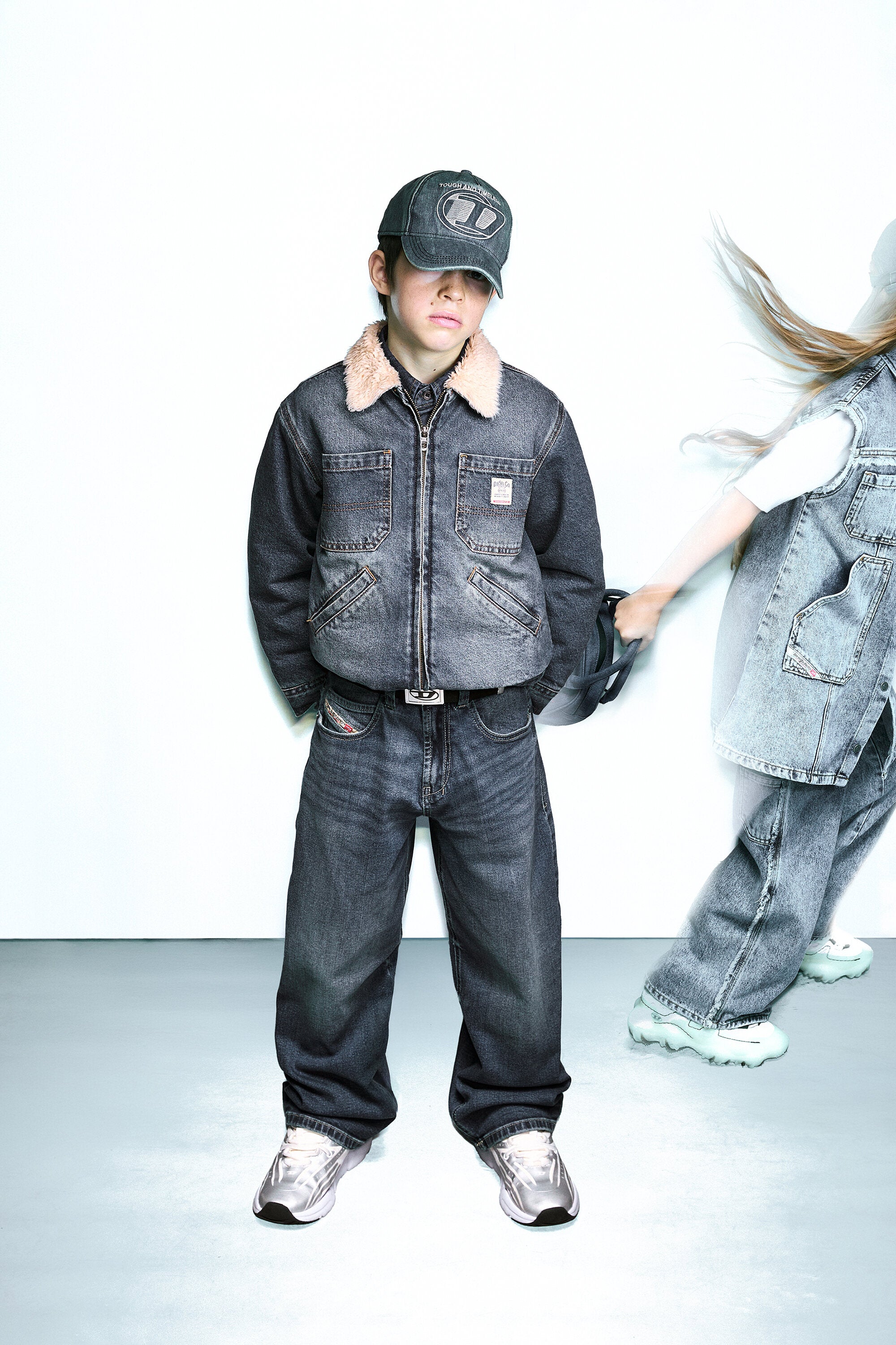 Shearling-Denimjacke mit aufgedrucktem Logo