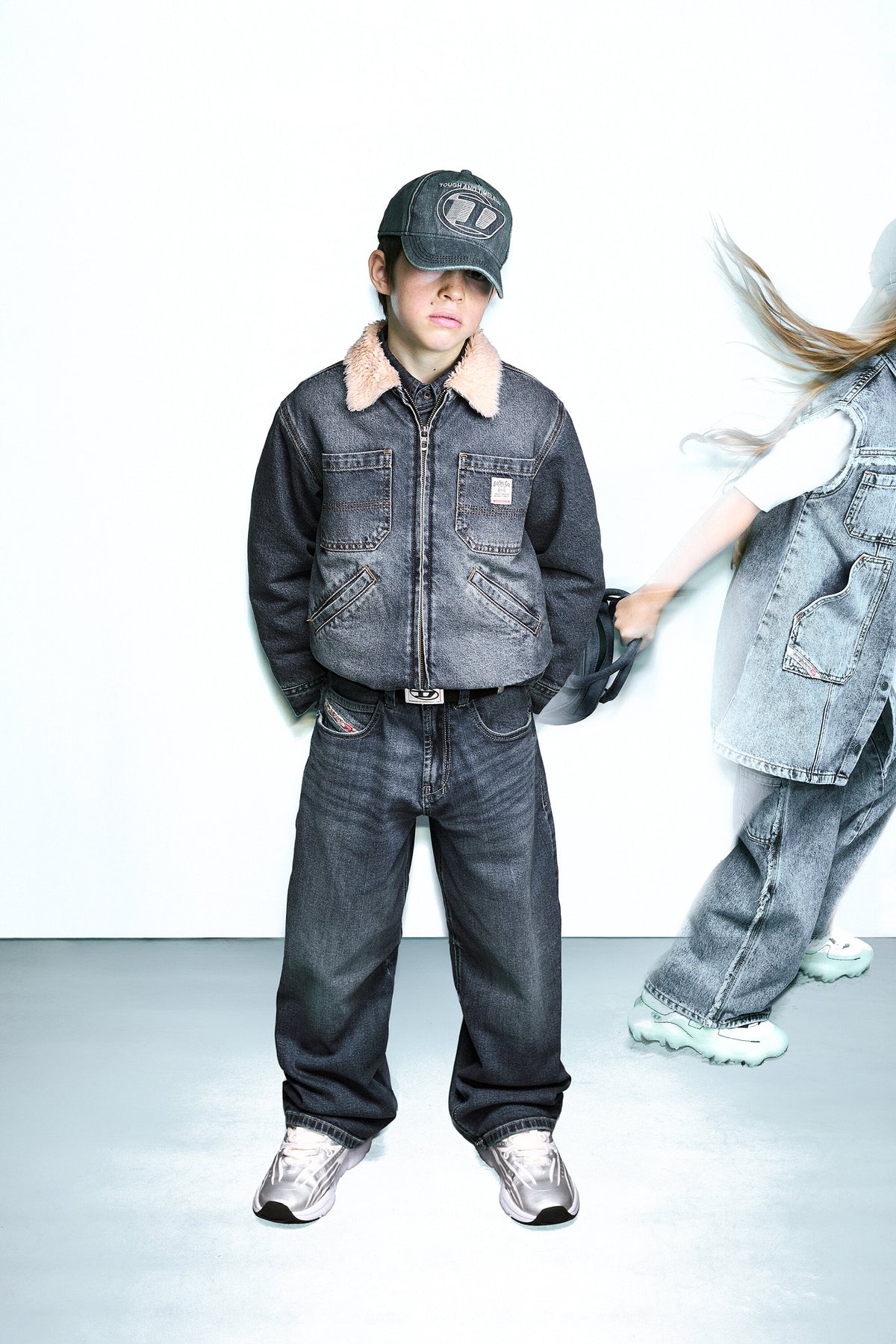 Chaqueta vaquera shearling con logo estampado