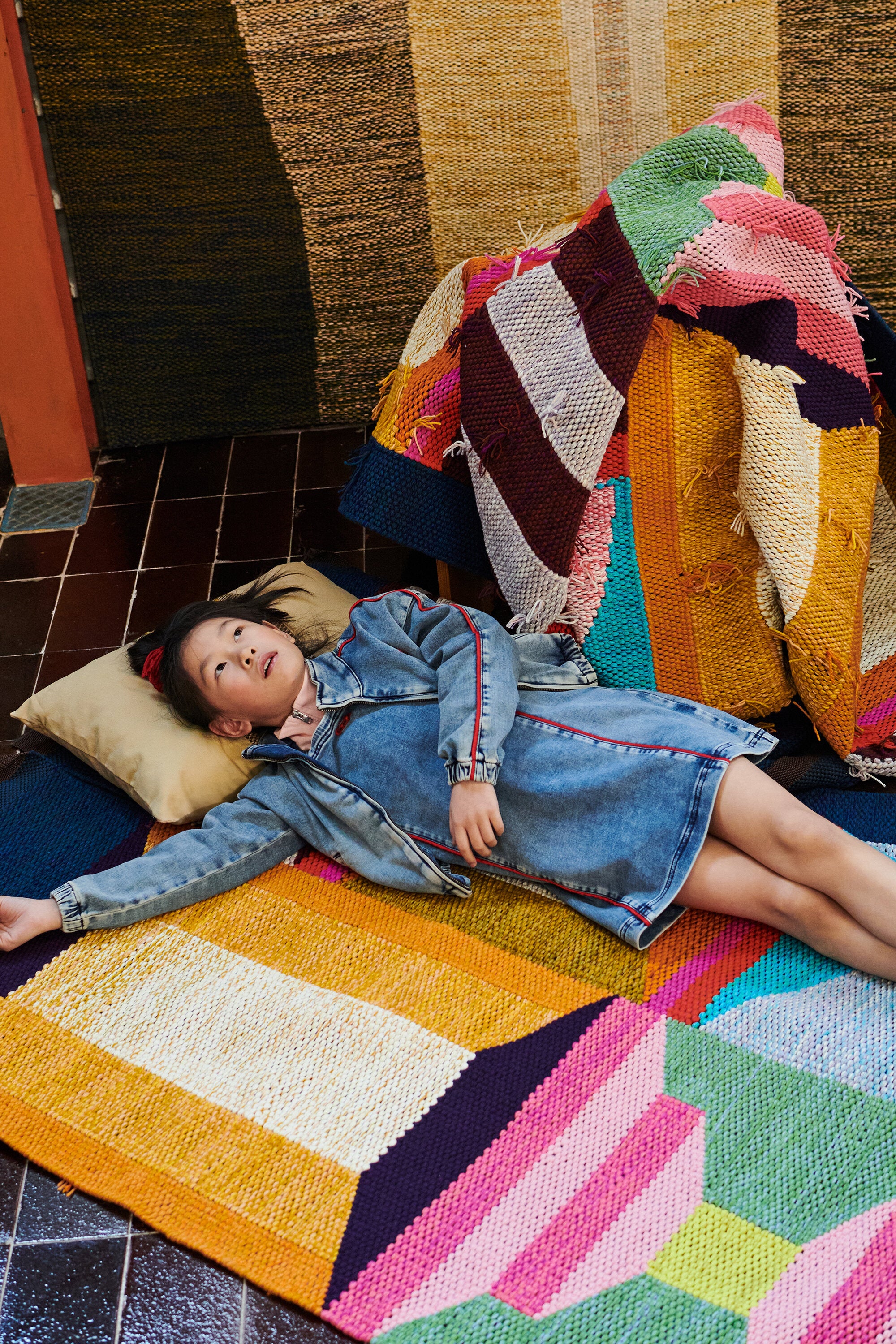 Vestido corto de denim con logo