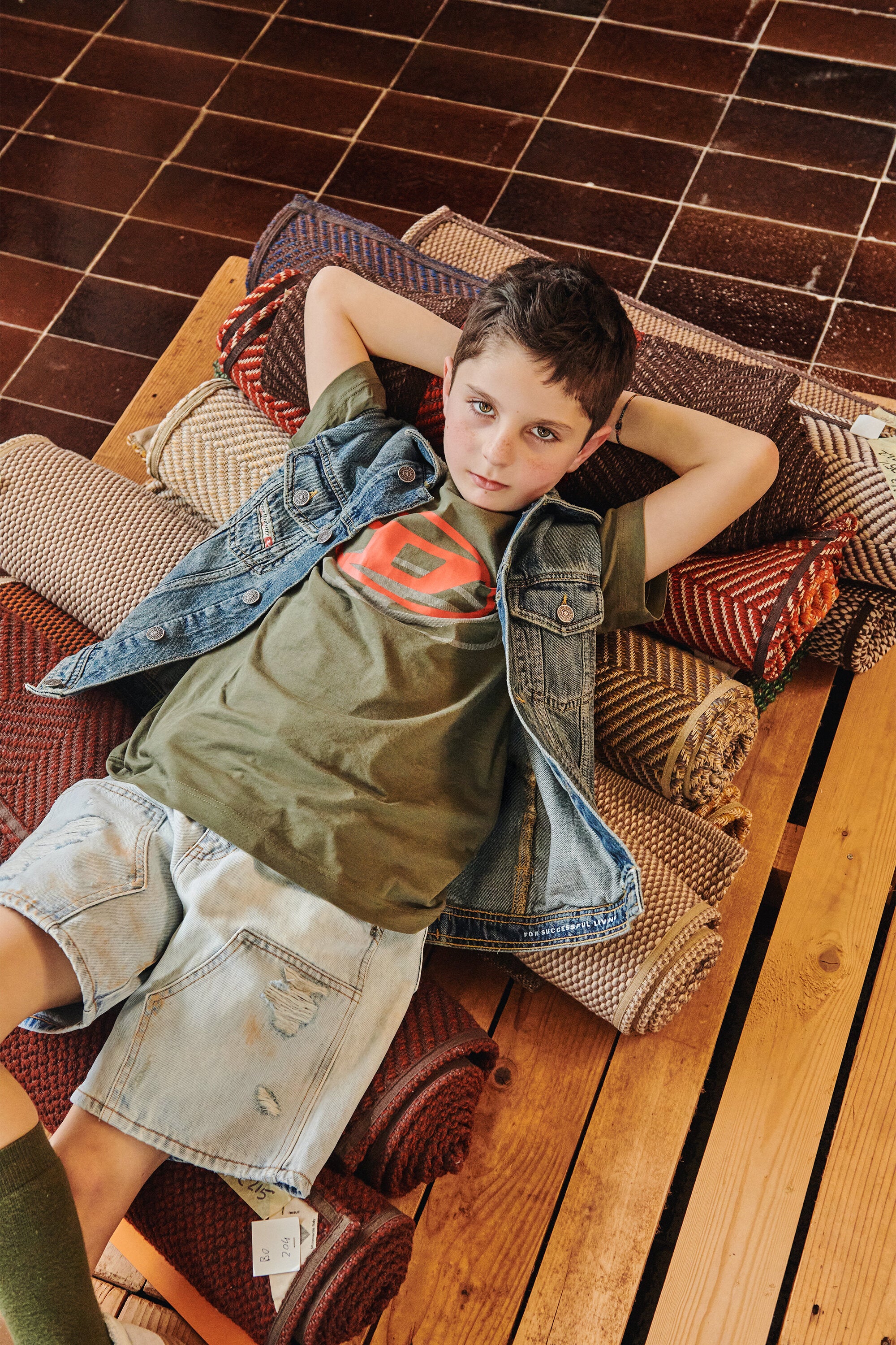 Gilet en denim avec logo imprimé
