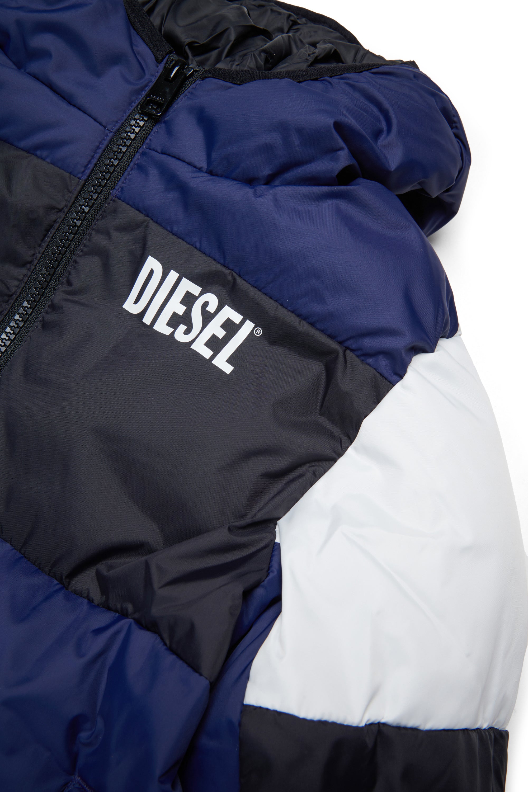 Steppjacke mit Colorblock-Design und Logo