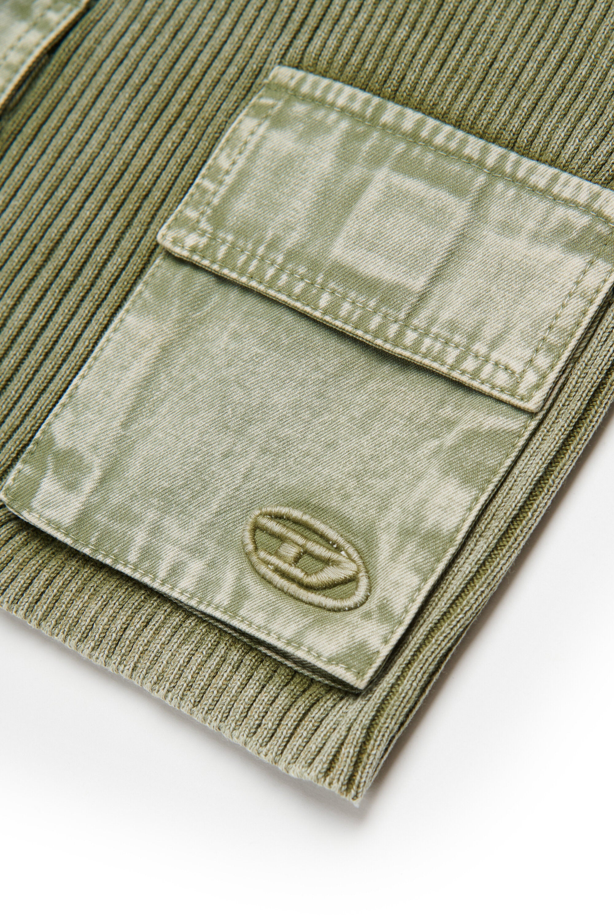 Geripptes Oberteil mit Taschen