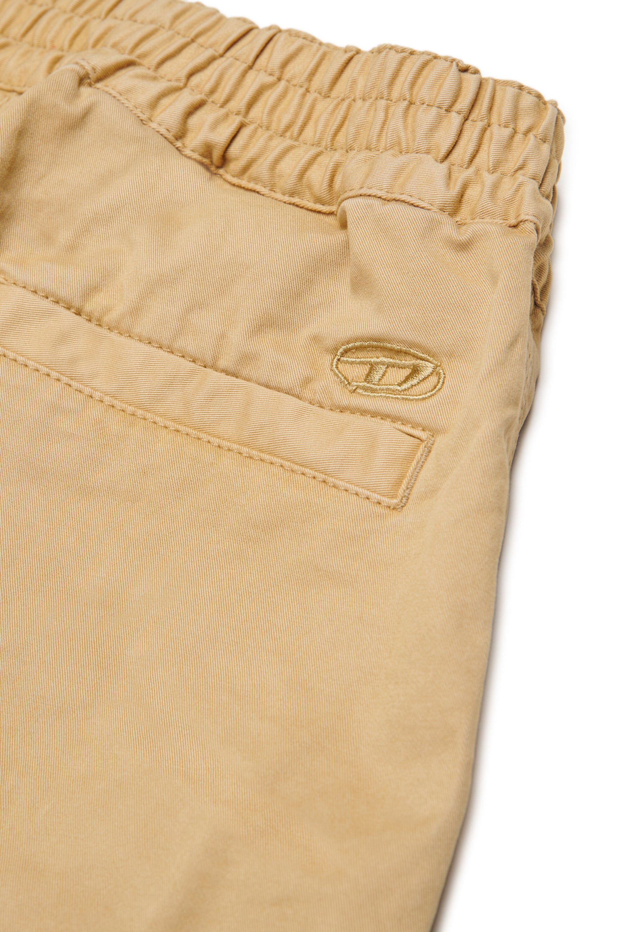 Shorts cargo con logo bordado