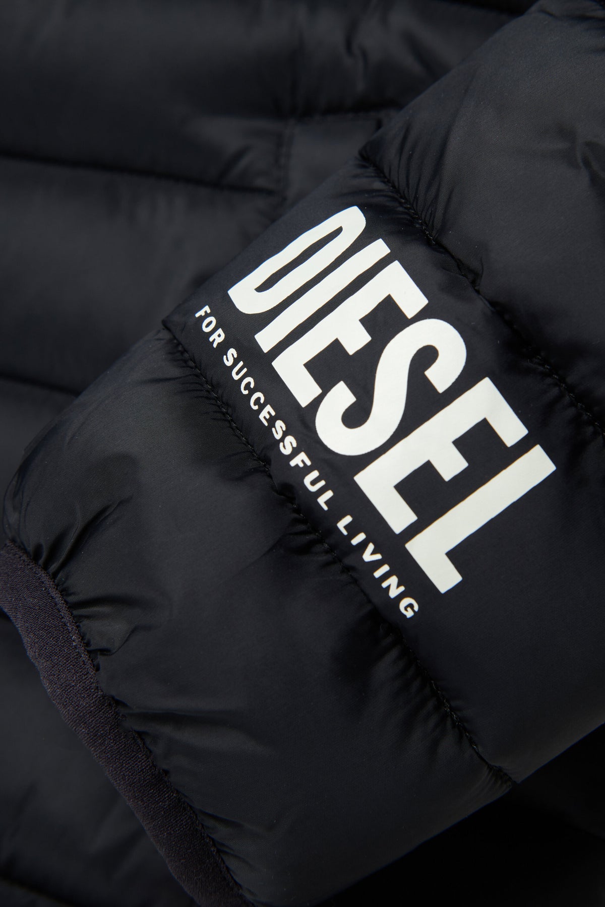 Gepolsterte Jacke mit aufgedrucktem Logo
