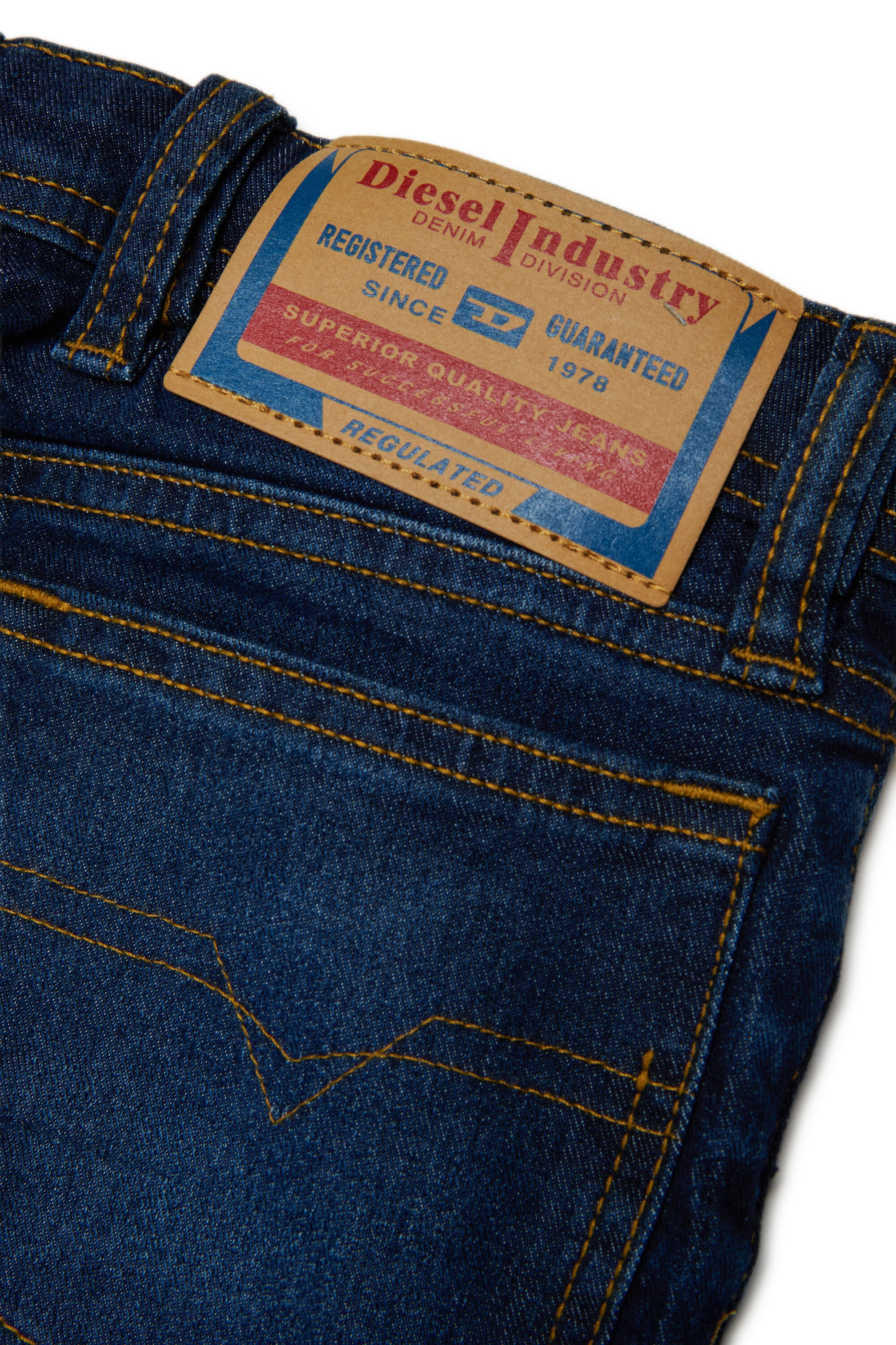 Slim-Fit-Jeans in mittlerer blaue Waschung