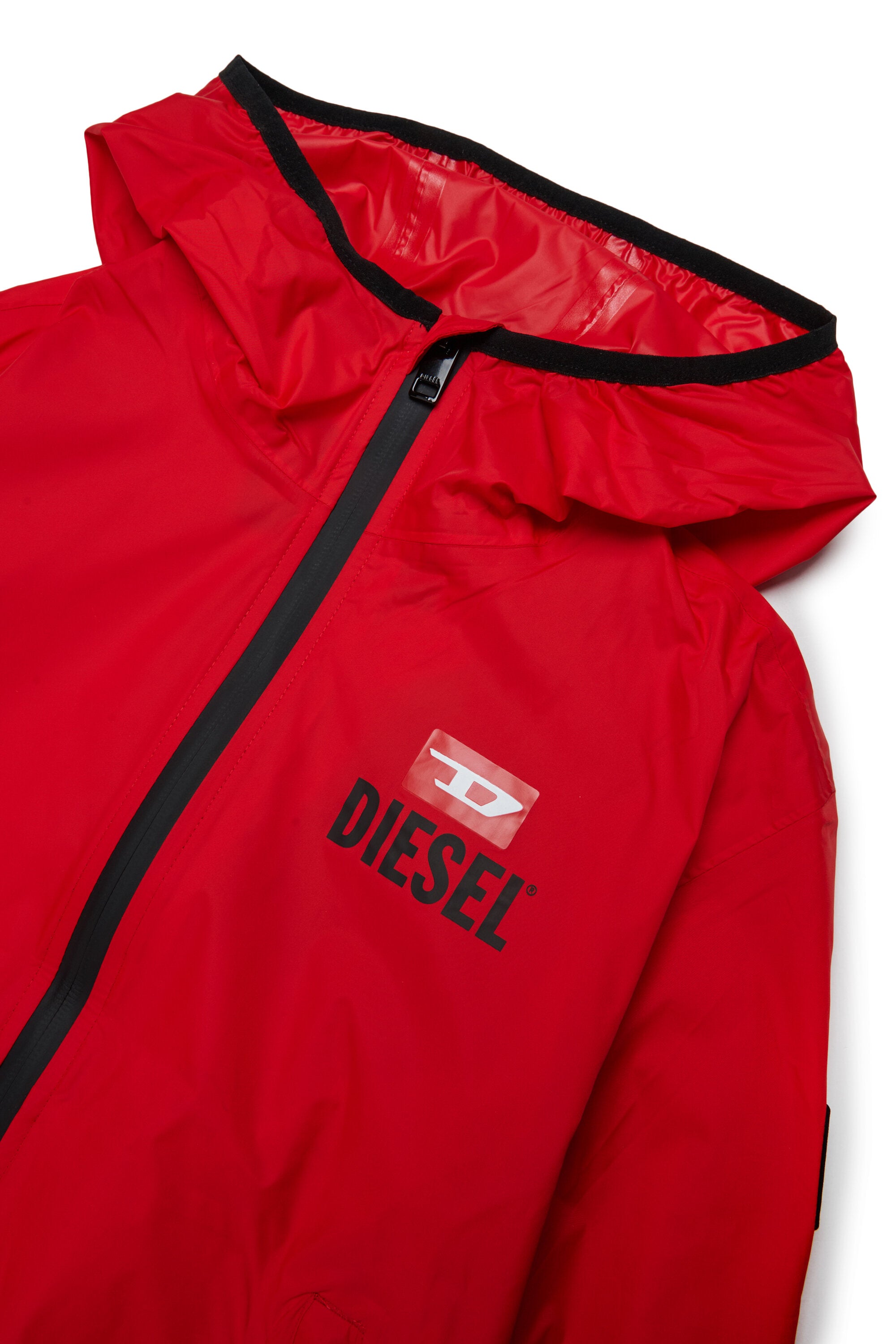 Windjacke mit aufgedrucktem Logo