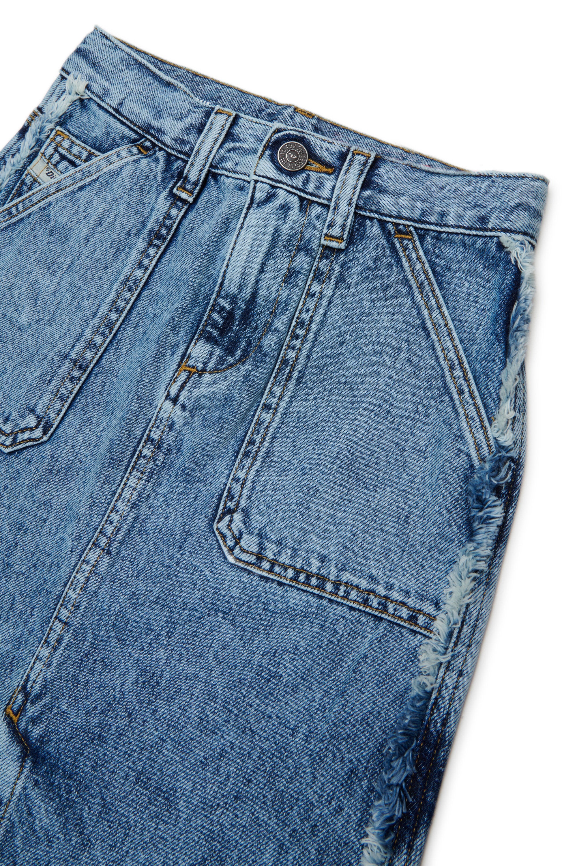 Denimrock mit Stickerei auf der Rückseite