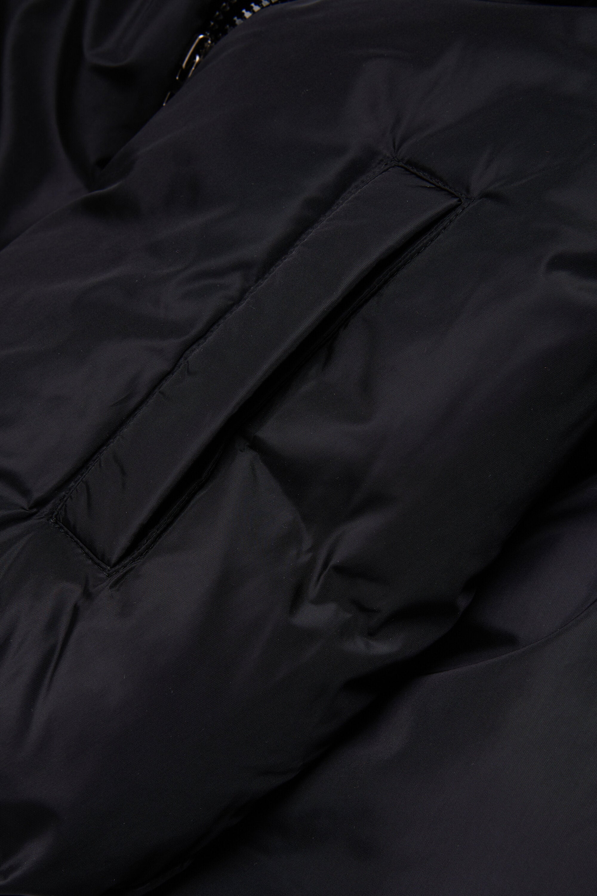 Gefütterte Jacke mit aufgedrucktem Logo