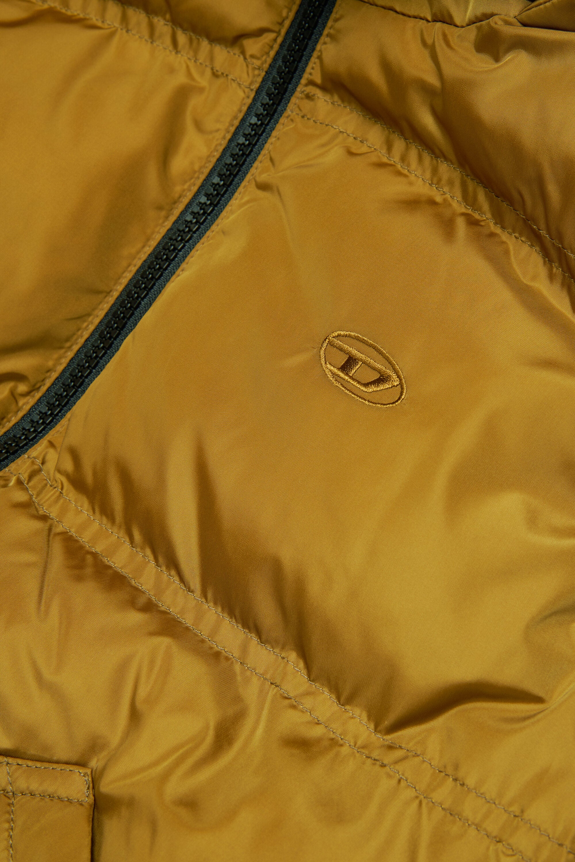 Gefütterte Jacke mit aufgedrucktem Logo