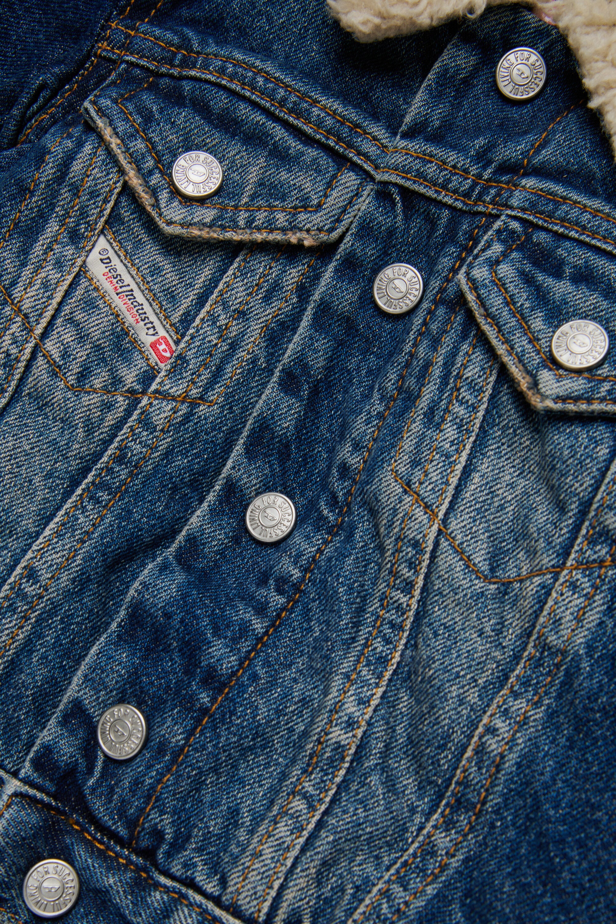 Veste camionneur en denim à effet sale avec intérieur en peluche