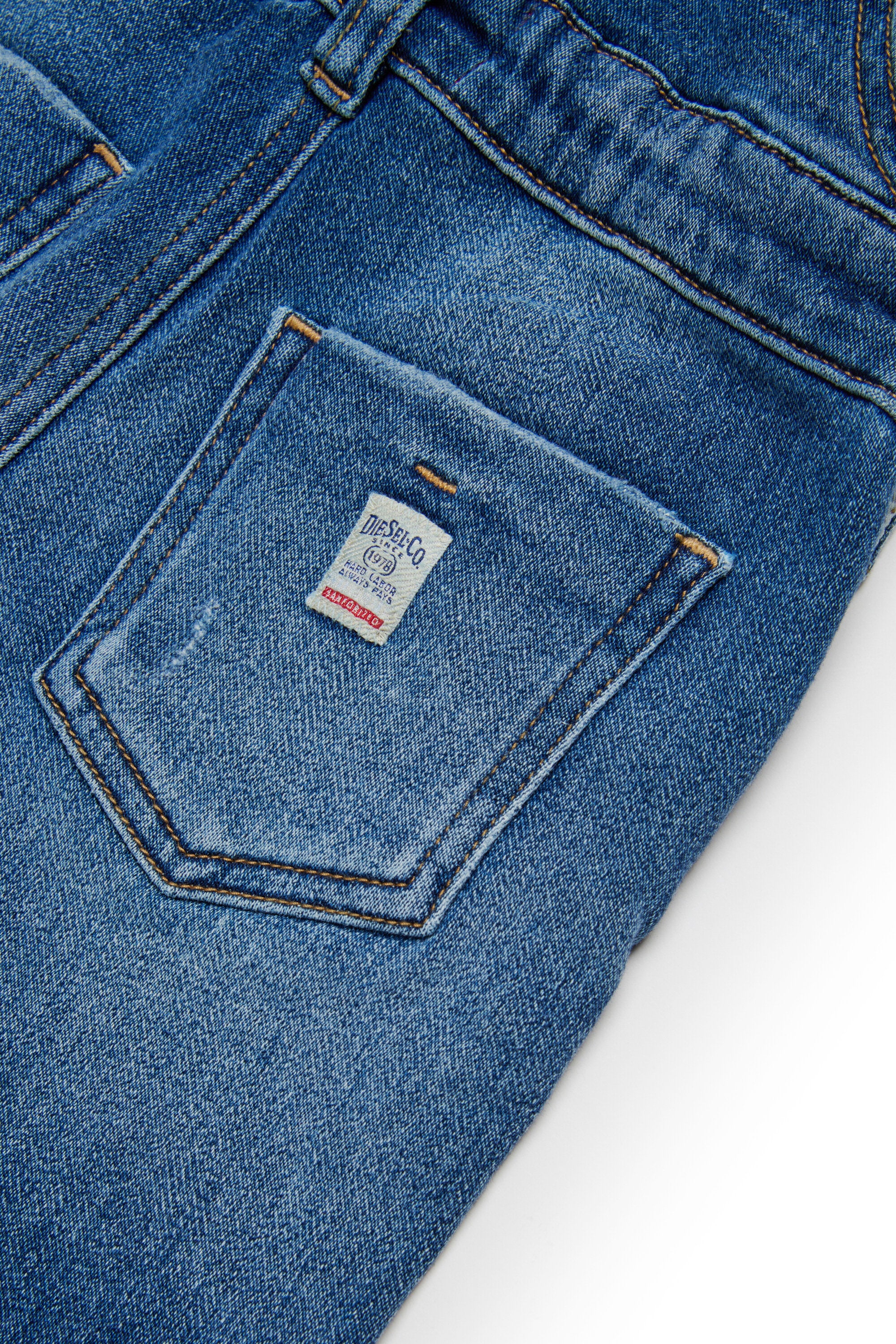 Salopette lunga in JoggJeans® blu medio con abrasioni