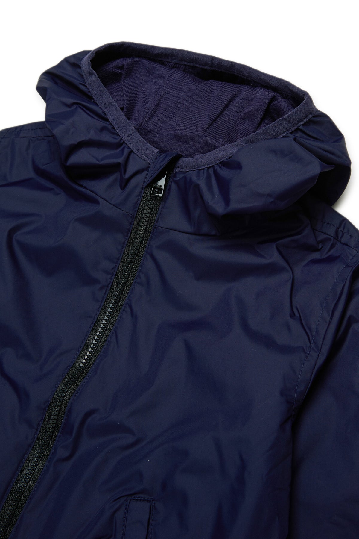 Windjacke mit aufgedrucktem Logo