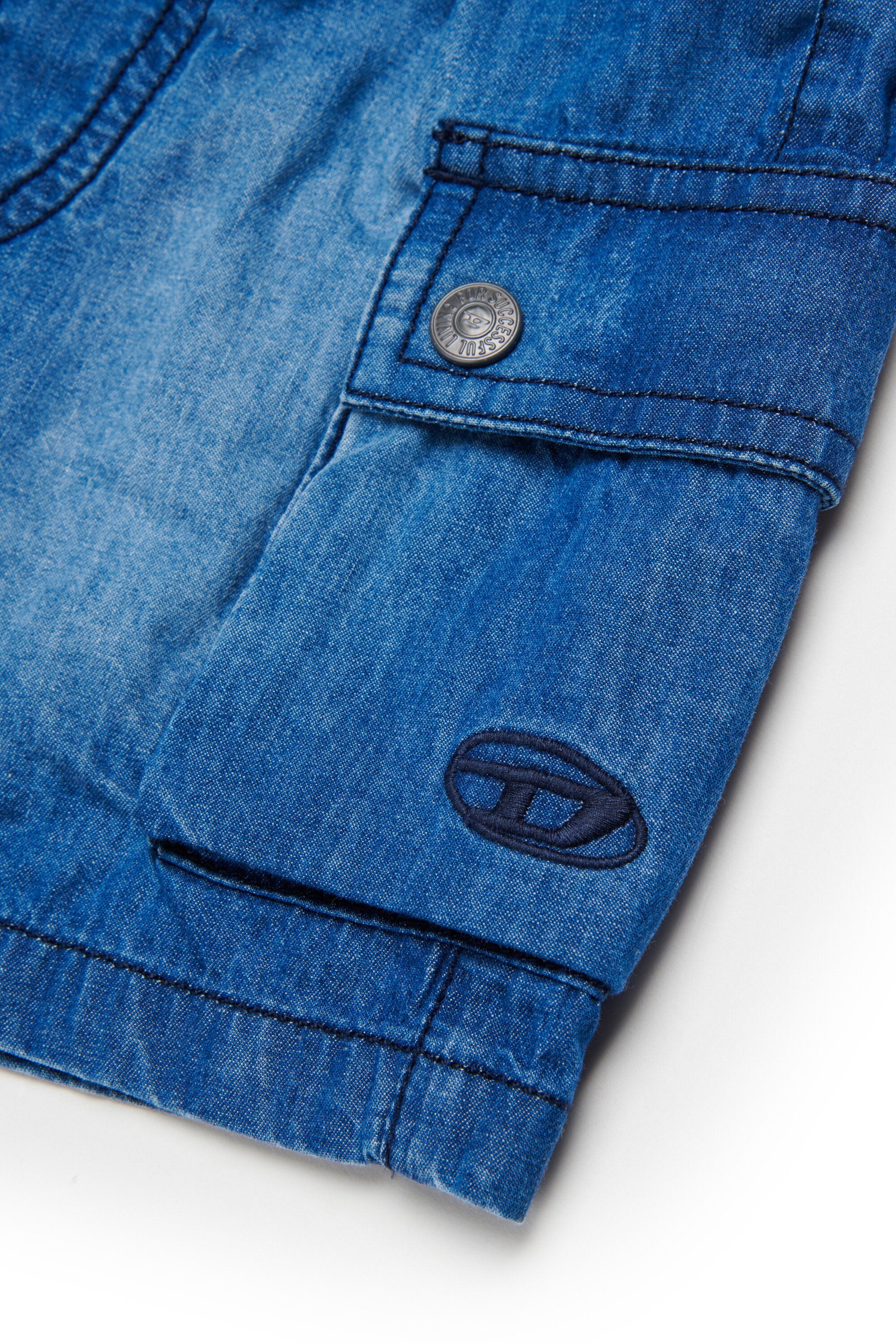 Shorts cargo con logo