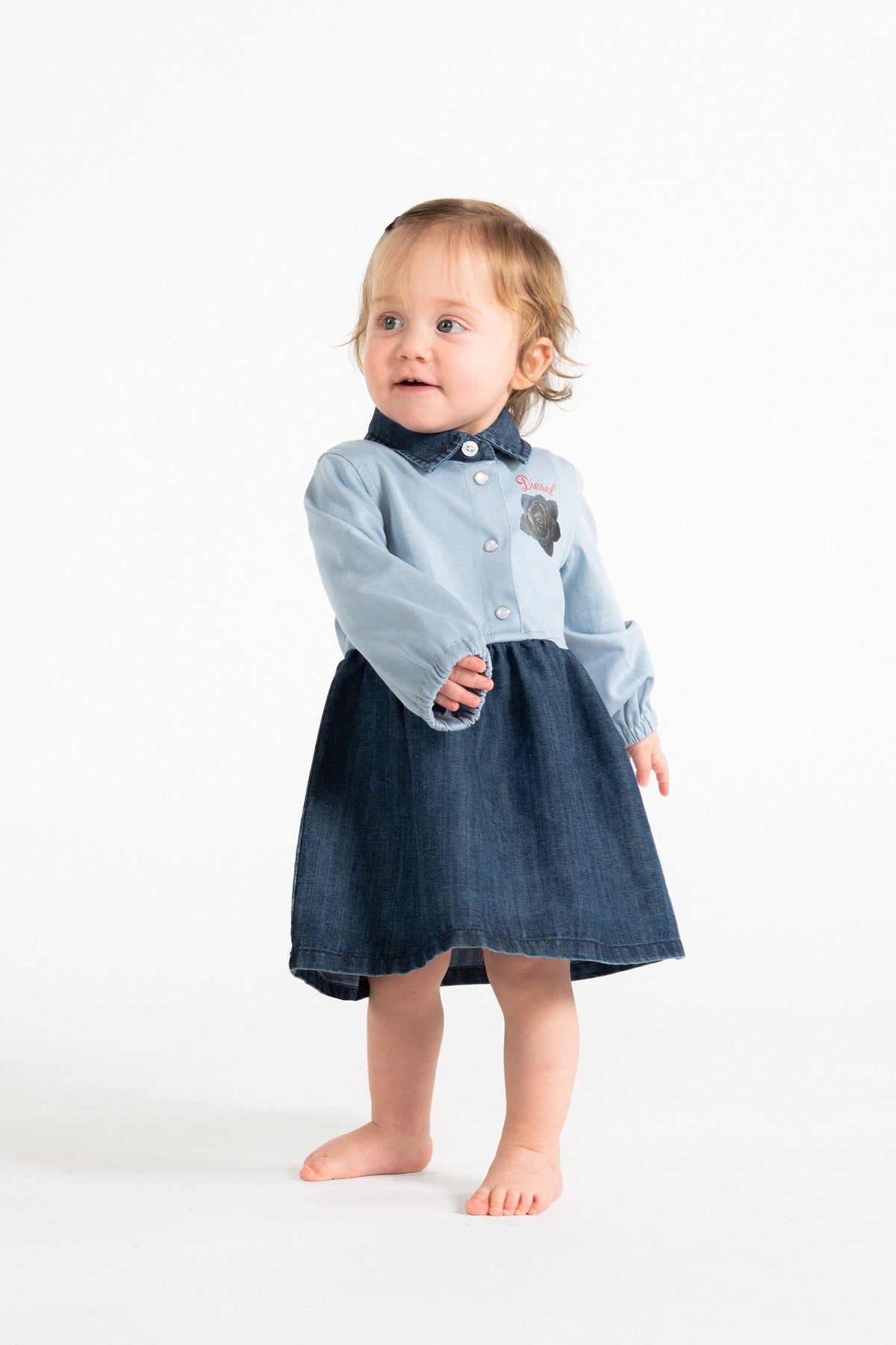 Kleid mit Kragen und Logo