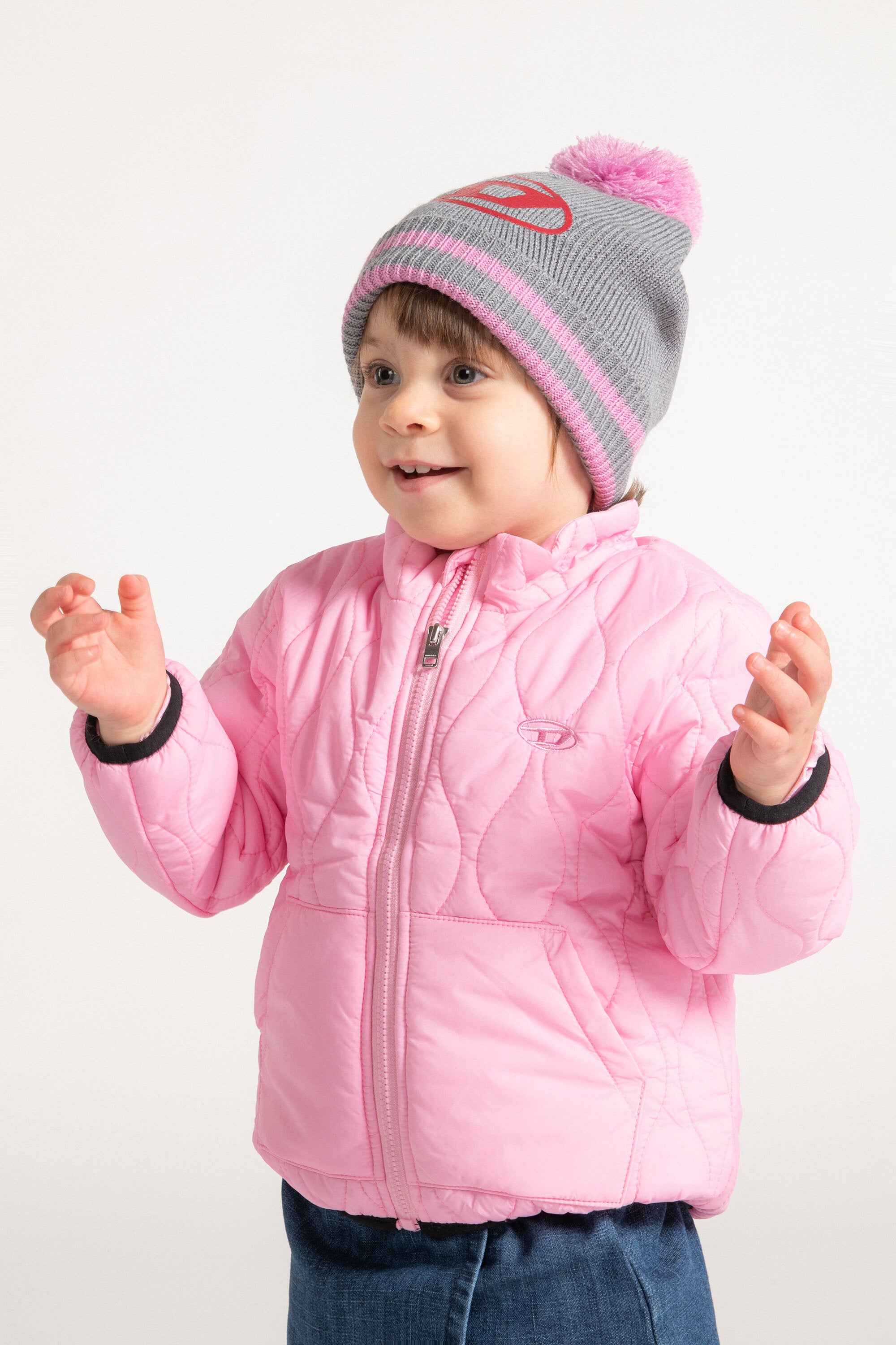 Gorro con pompón y logo