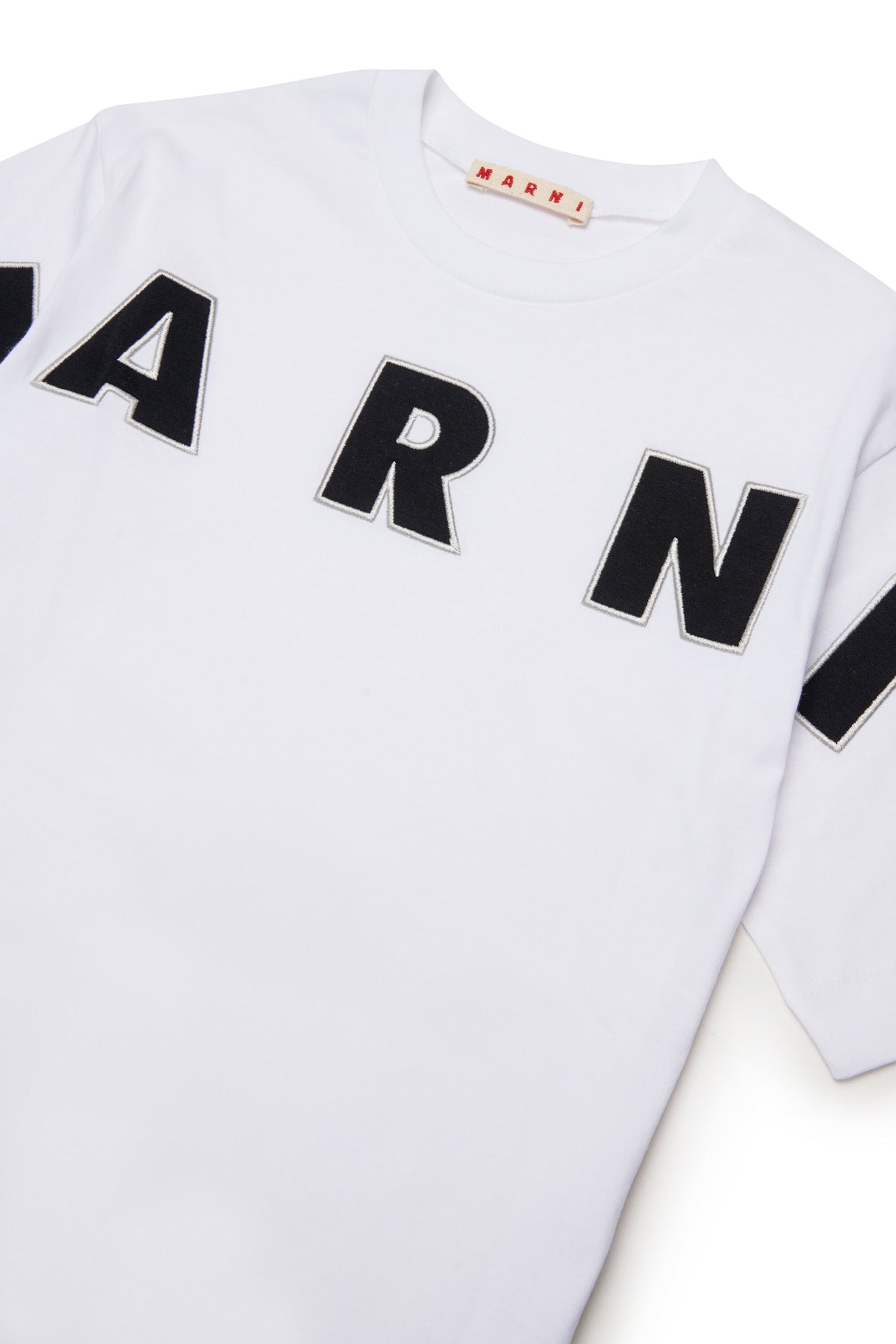 Camiseta con logo bordado
