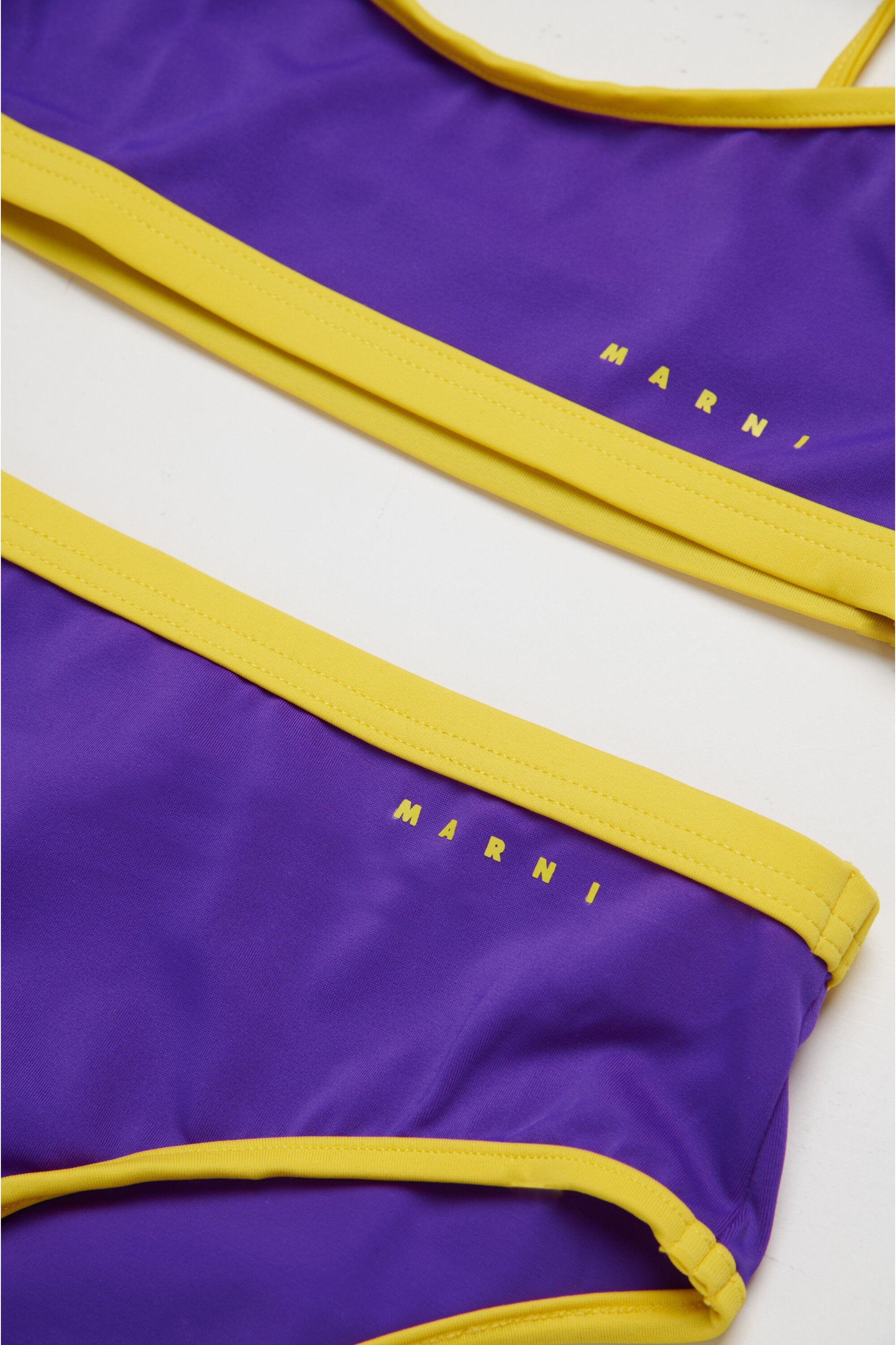 Costume bikini con spalline incrociate