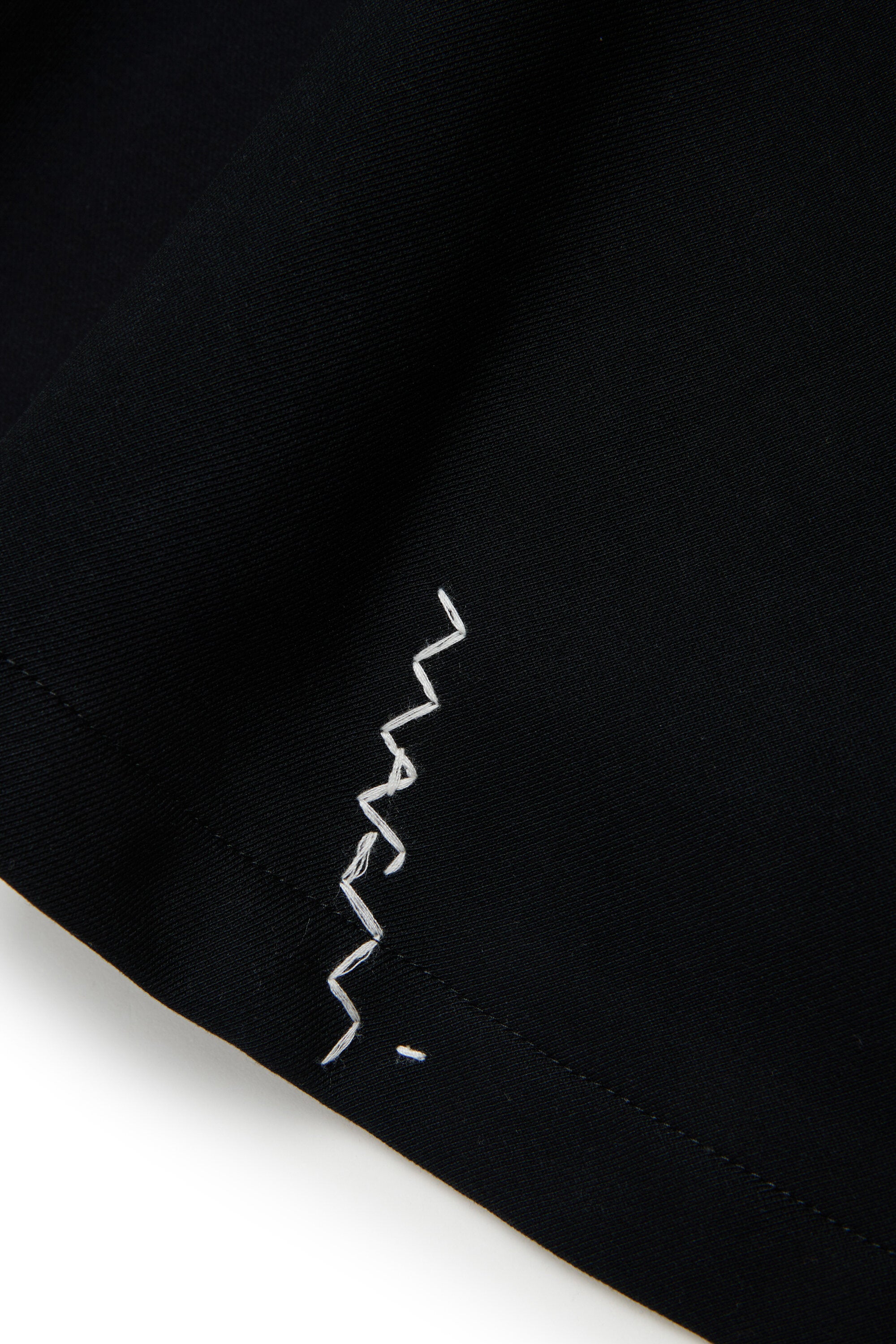 Abito corto in felpa con piping a contrasto