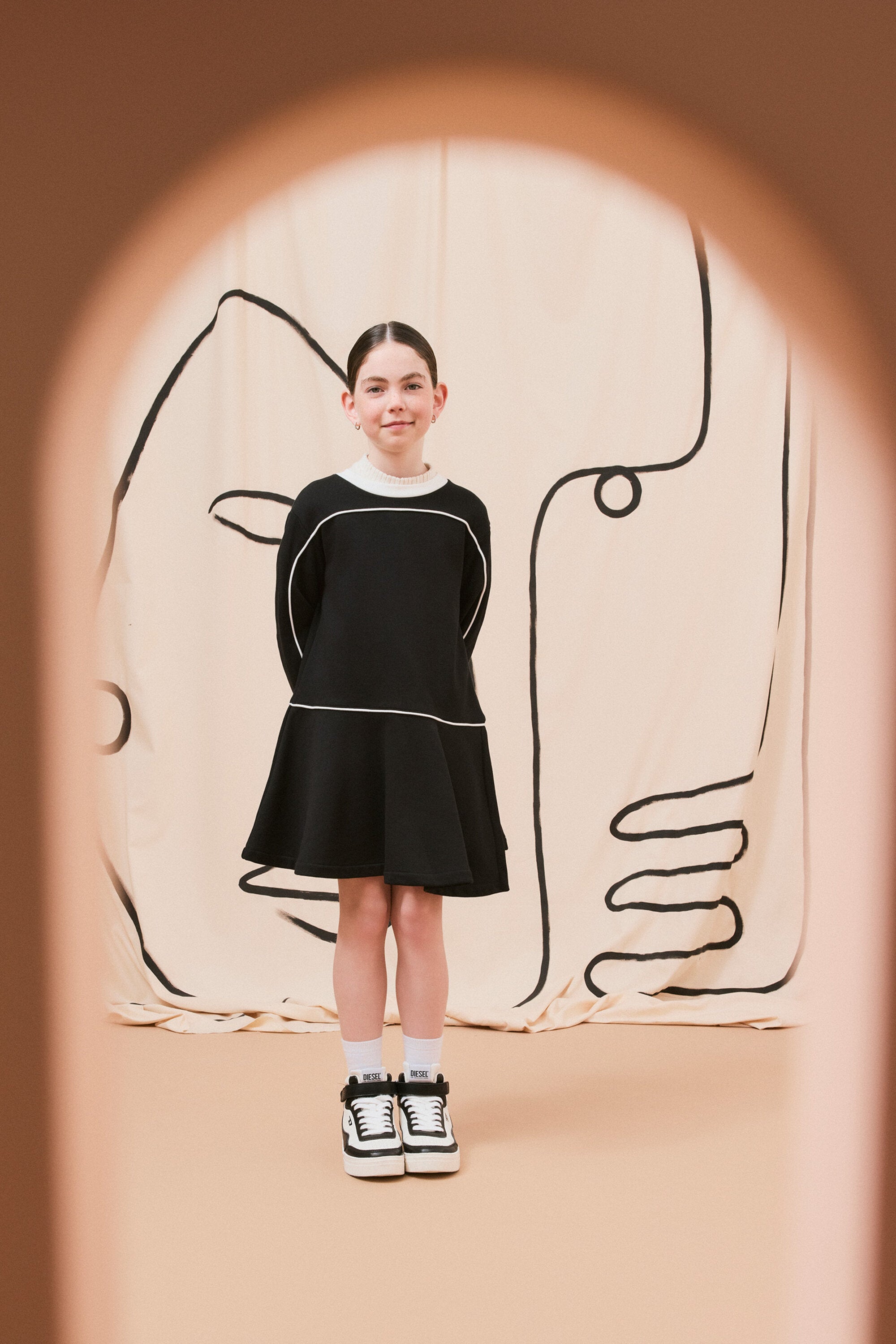 Kurzes Kleid aus Fleece mit kontrastierenden Paspeln