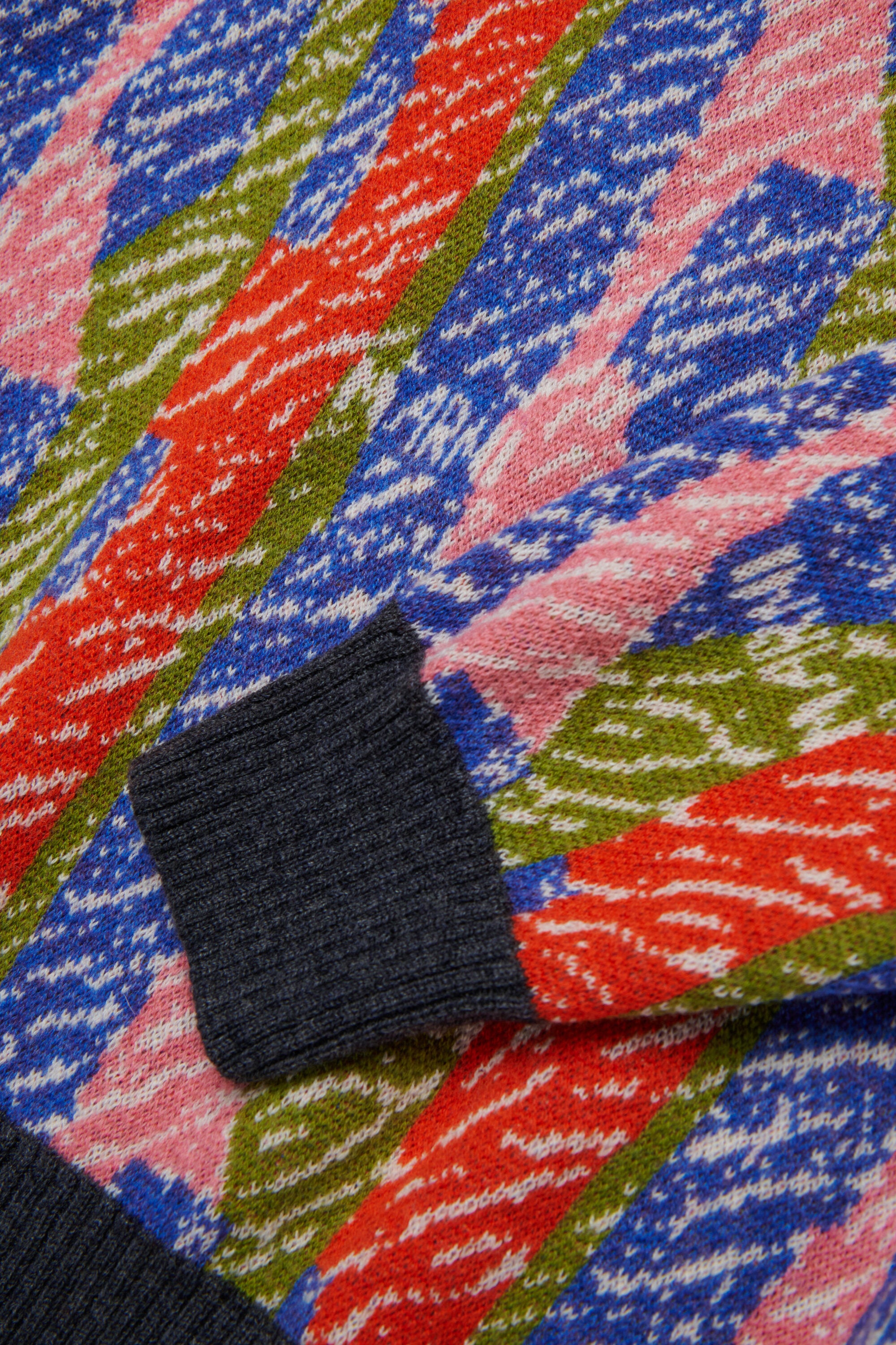 Pullover in misto lana allover a righe jacquard