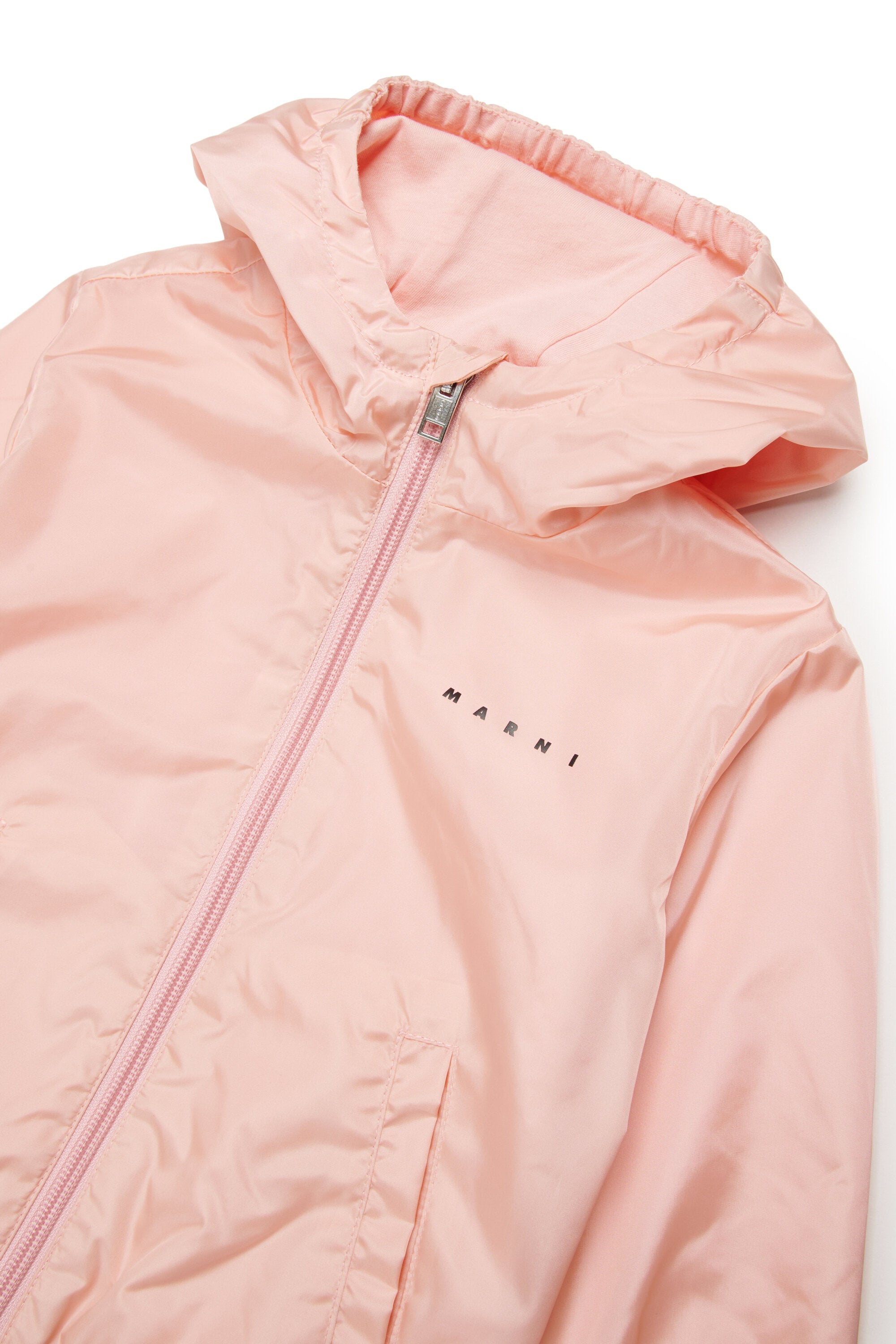 Windjacke mit aufgedrucktem Logo