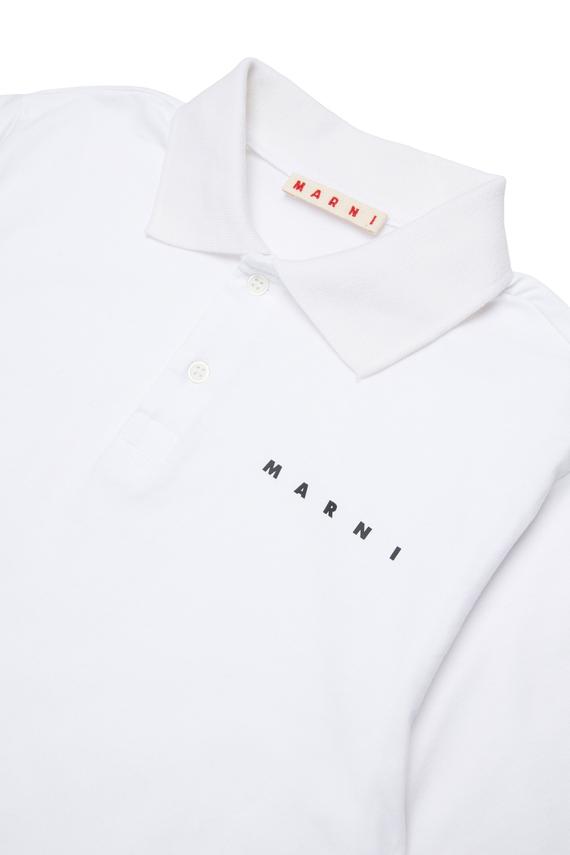 Polo con logo en el pecho