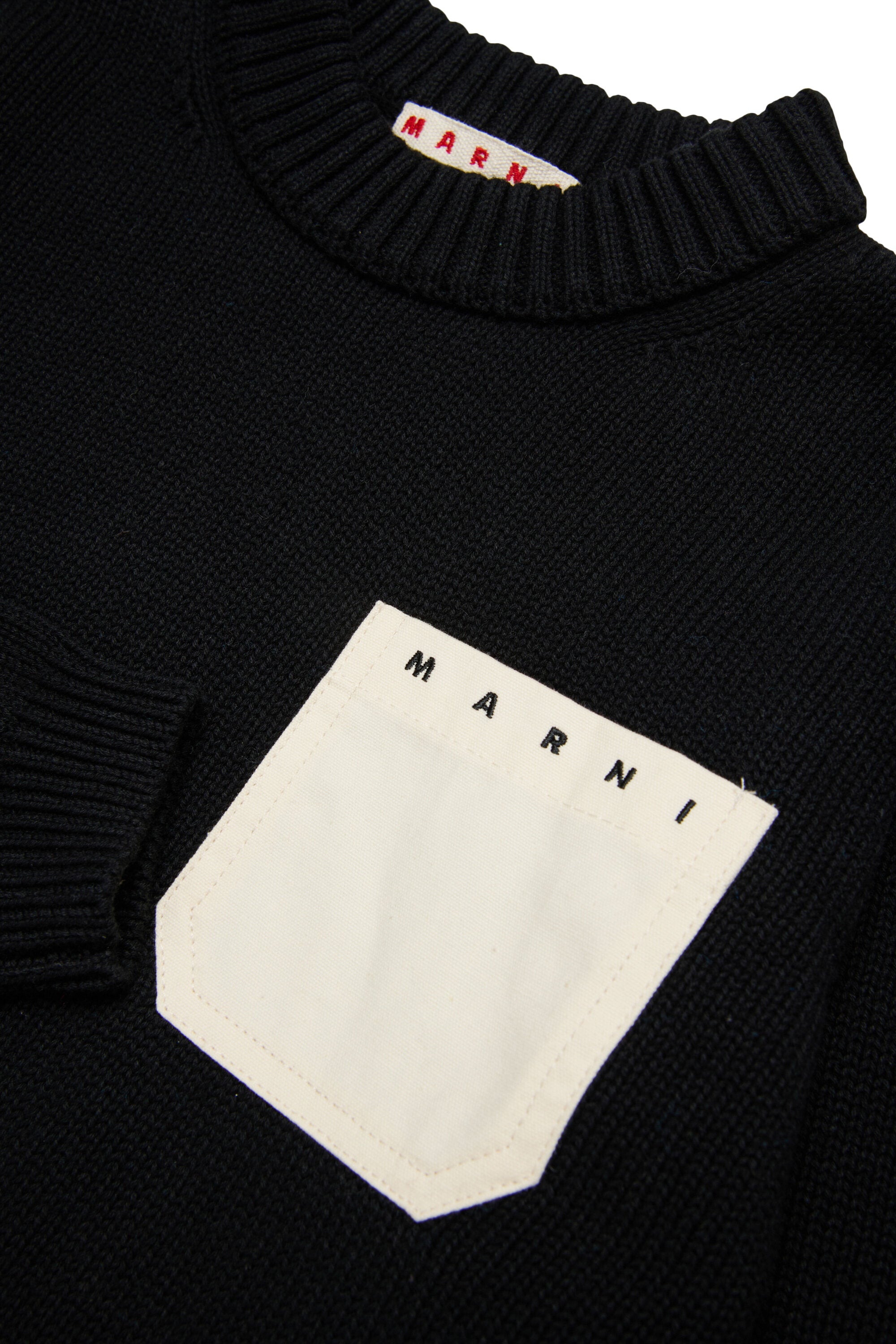 Pullover girocollo con taschino e logo