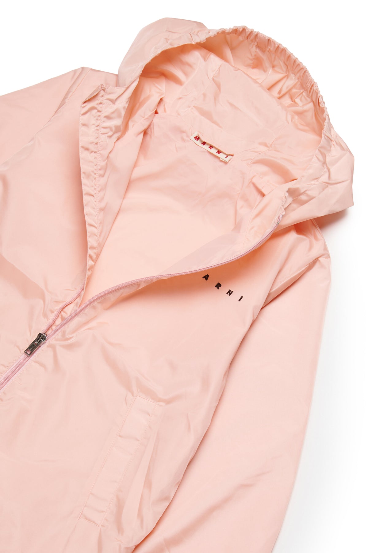 Cazadora cortavientos con logo estampado