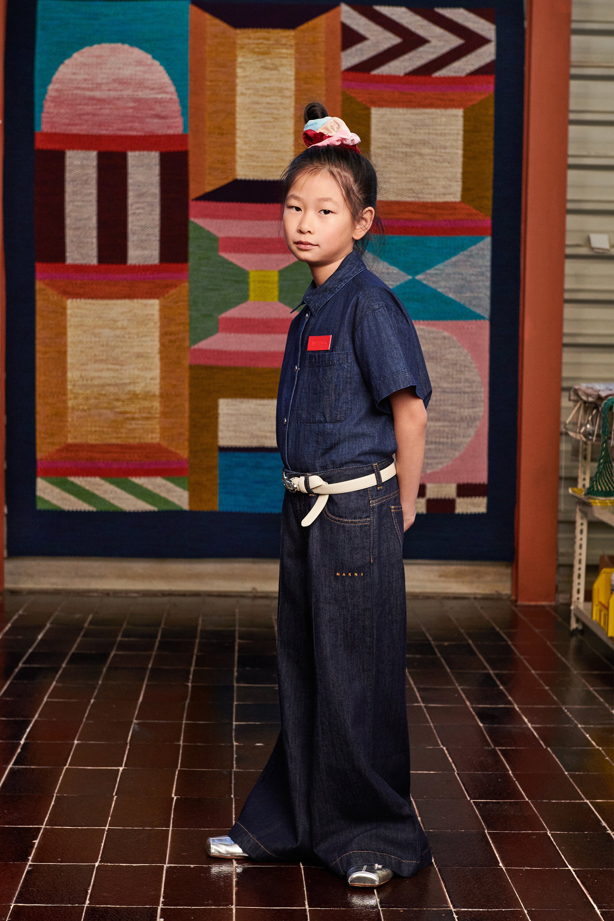 Vaqueros acampanados azul oscuro con logotipo