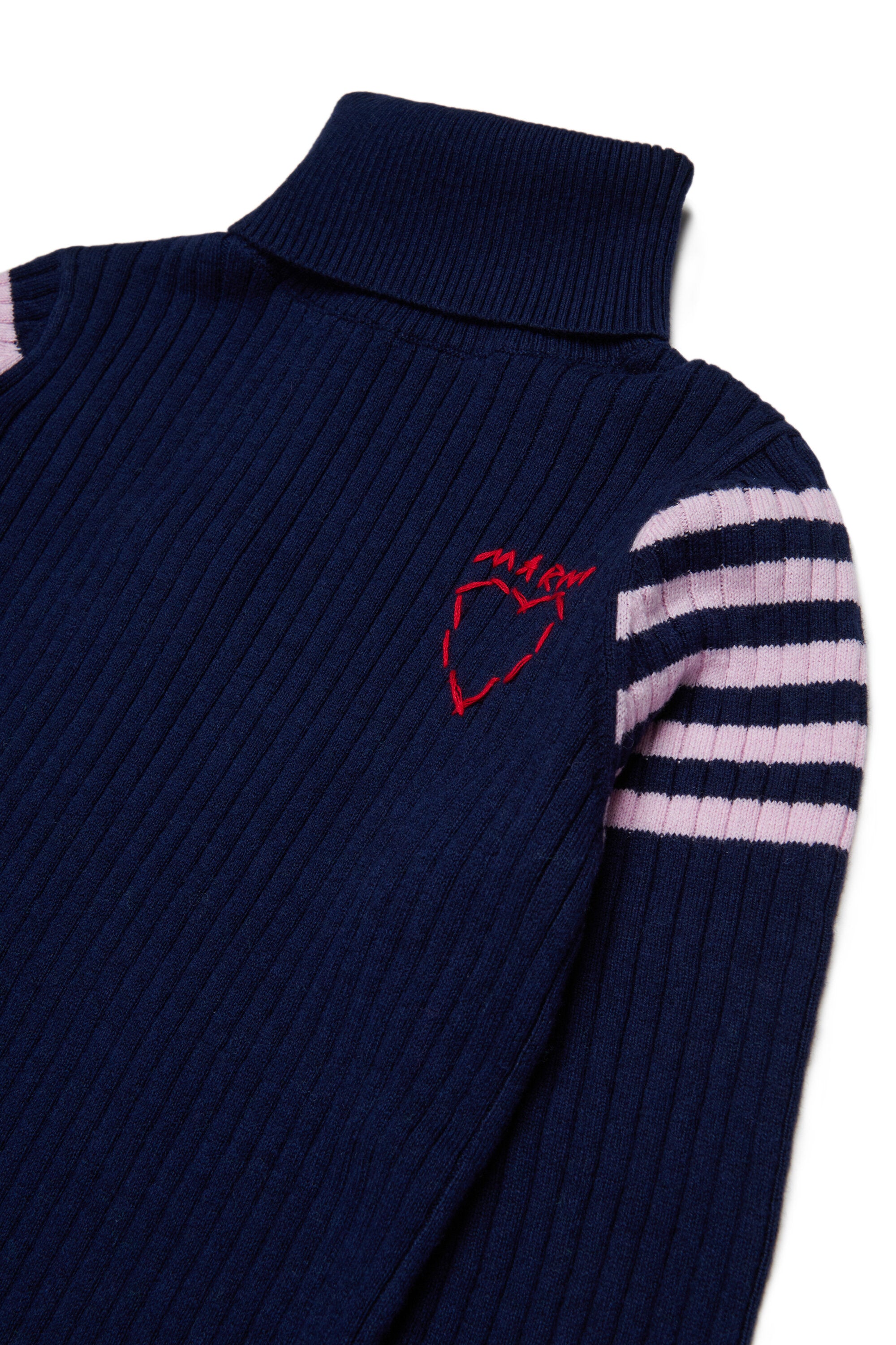 Gerippter Rollkragenpullover mit Herzmuster