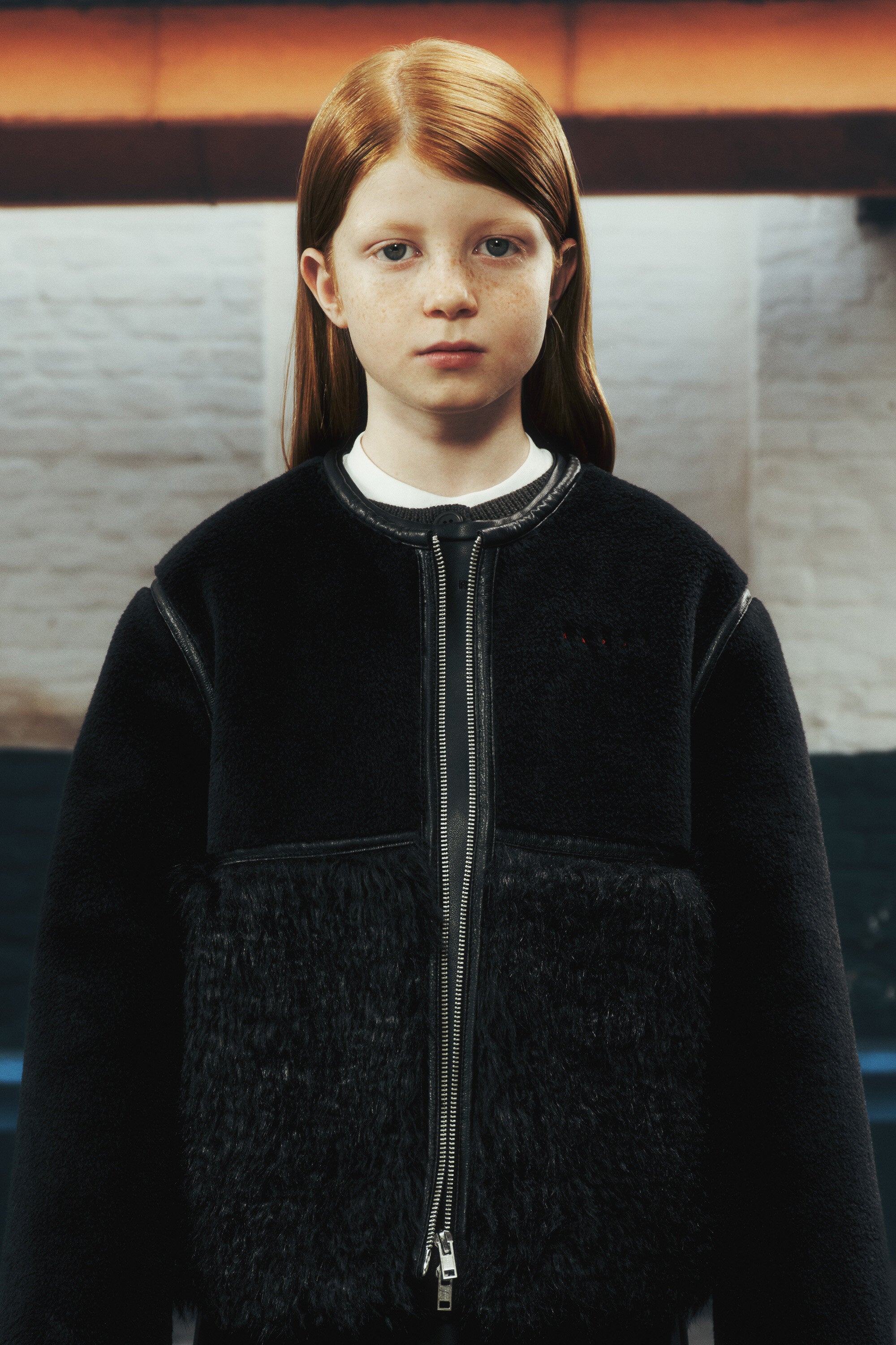 Chaqueta shearling con logo estampado