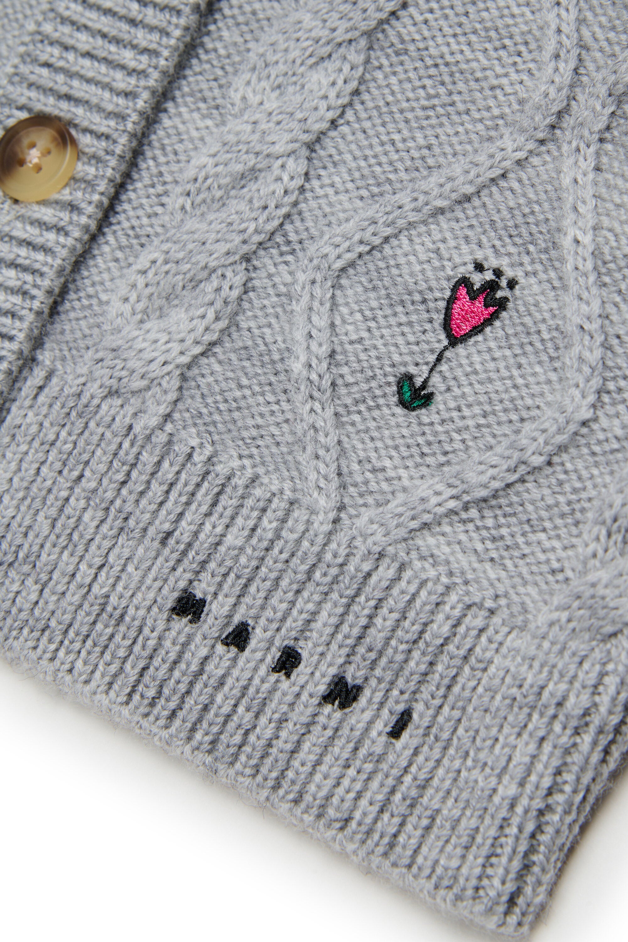 Cardigan mit Zopfmuster und floralen Stickereien