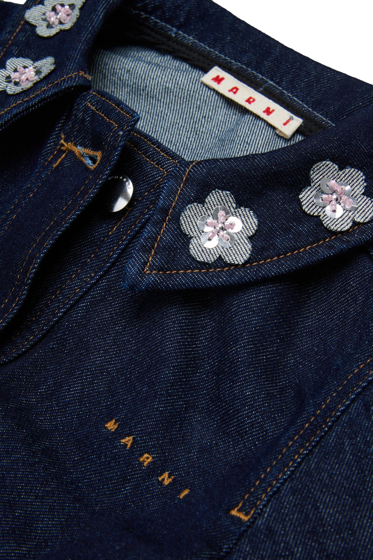 Denimjacke mit Blumen am Kragen