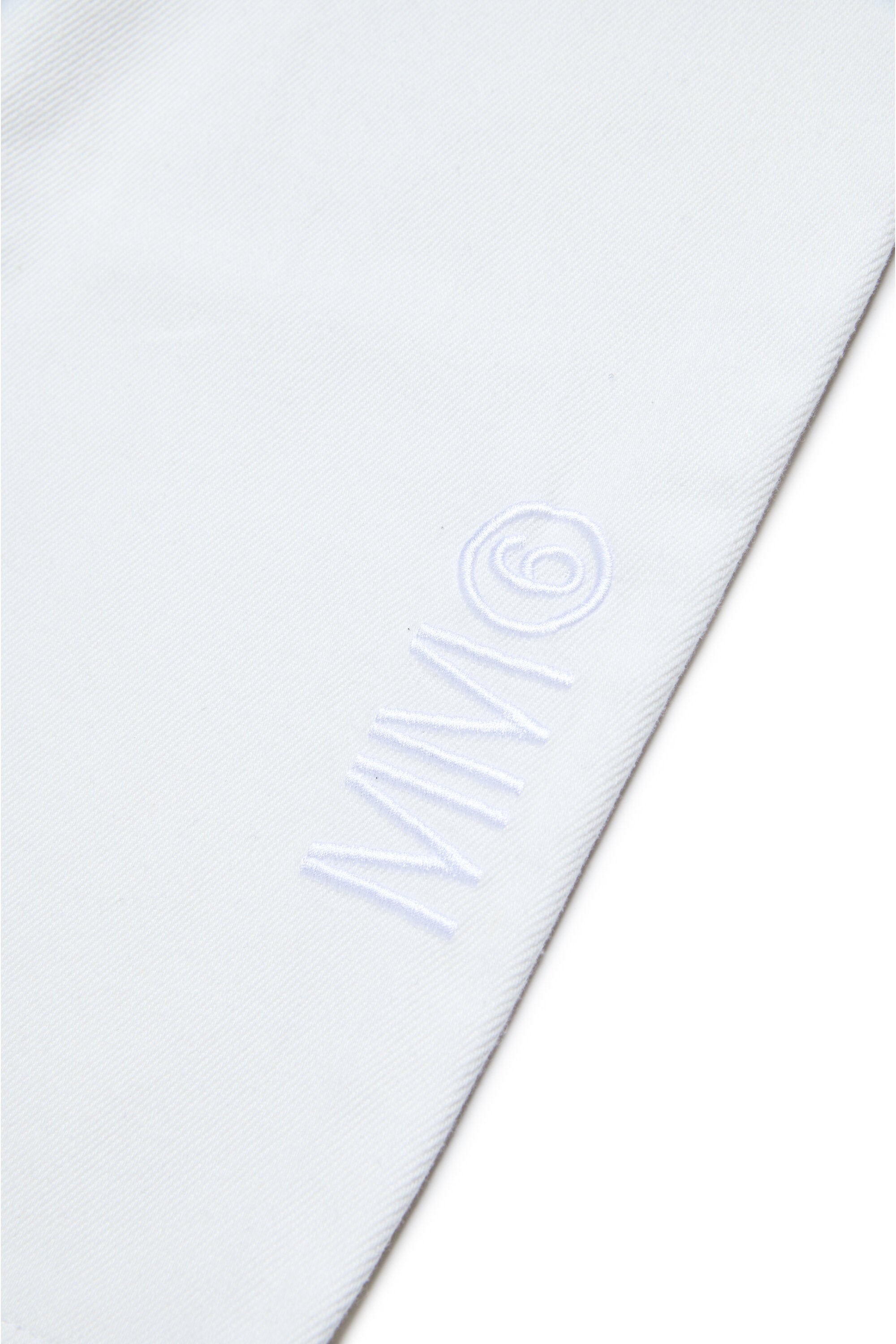 Weiße Jeans mit Markenlogo