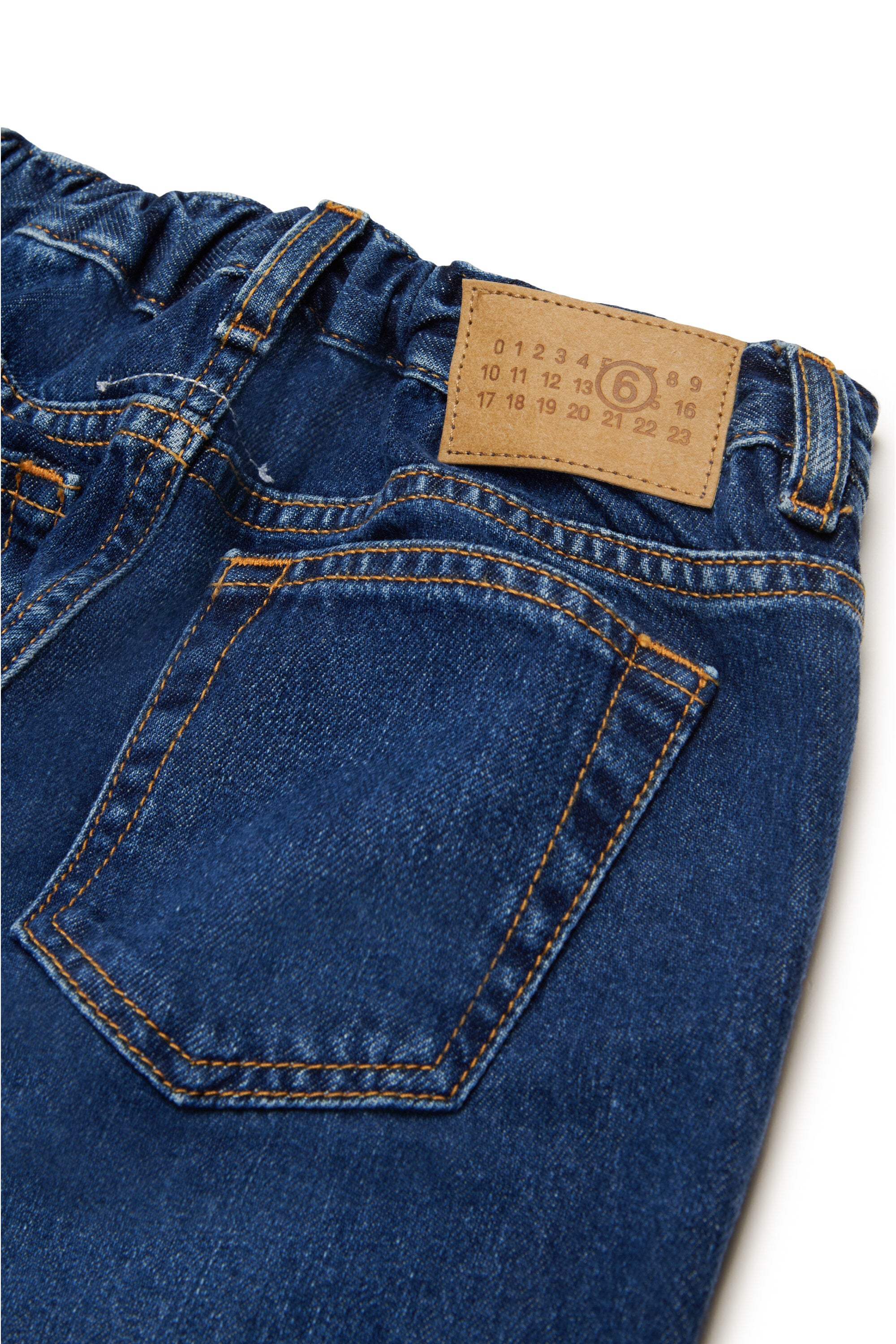 Mittelblau schattierte Jeans