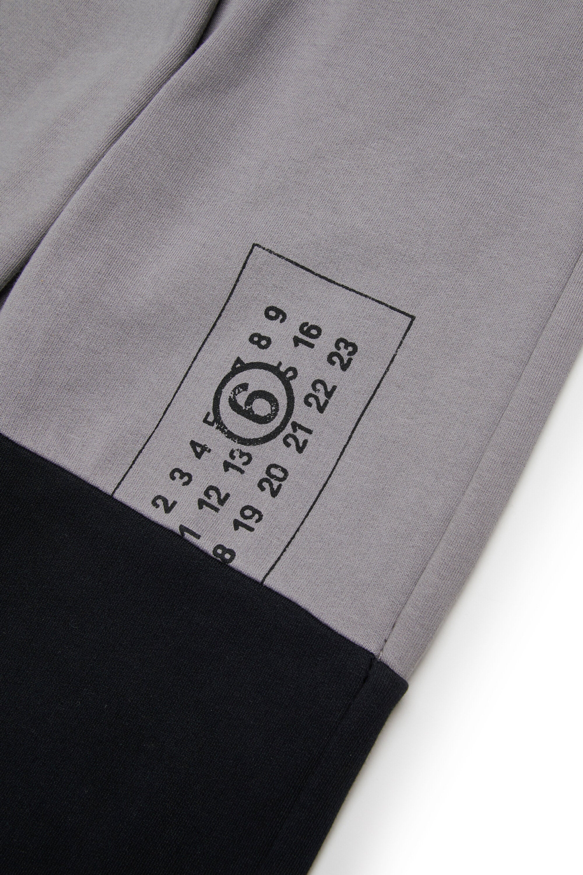 Two-color re-cut fleece pants