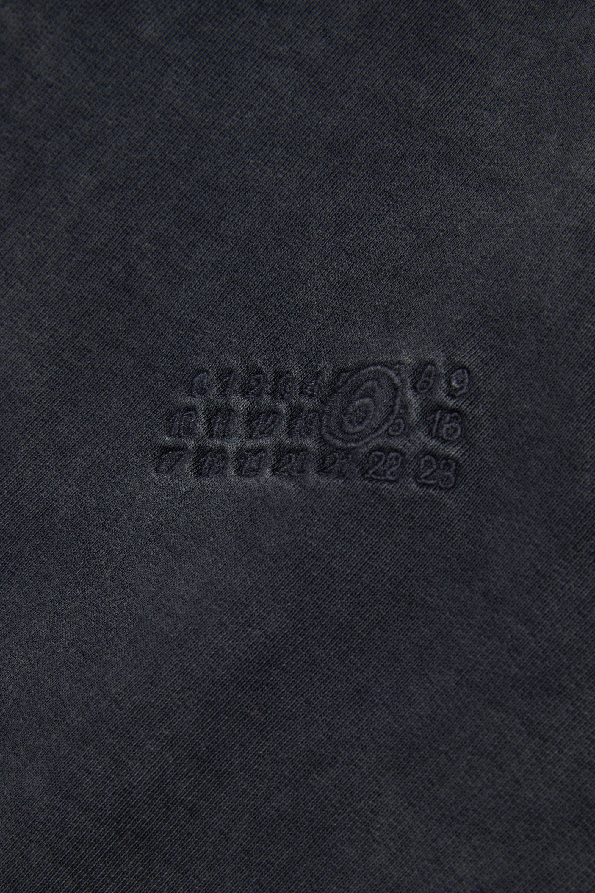 Felpa girocollo con rotture rammendate