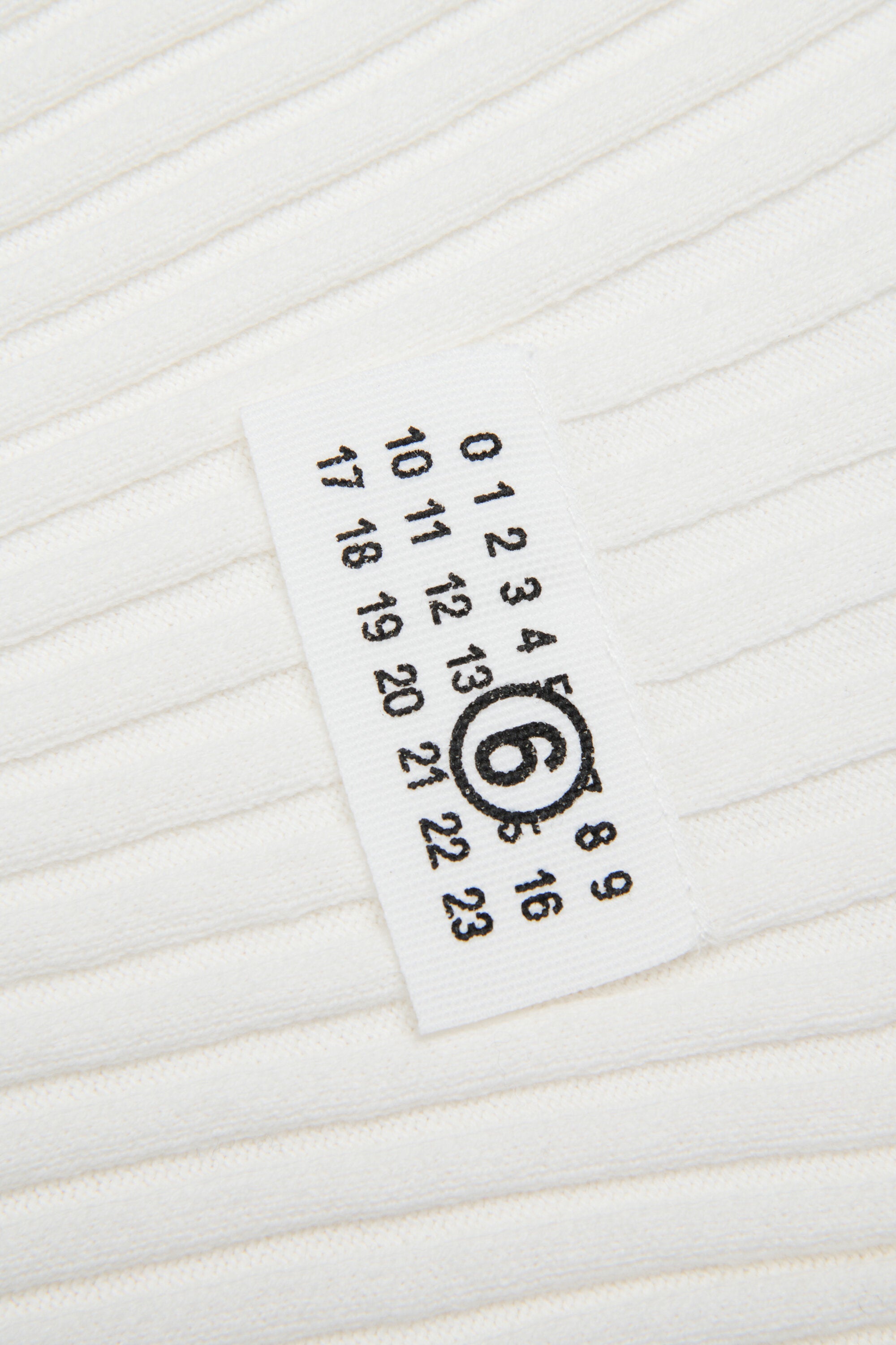 Geripptes Stricktop mit numerischem Logo