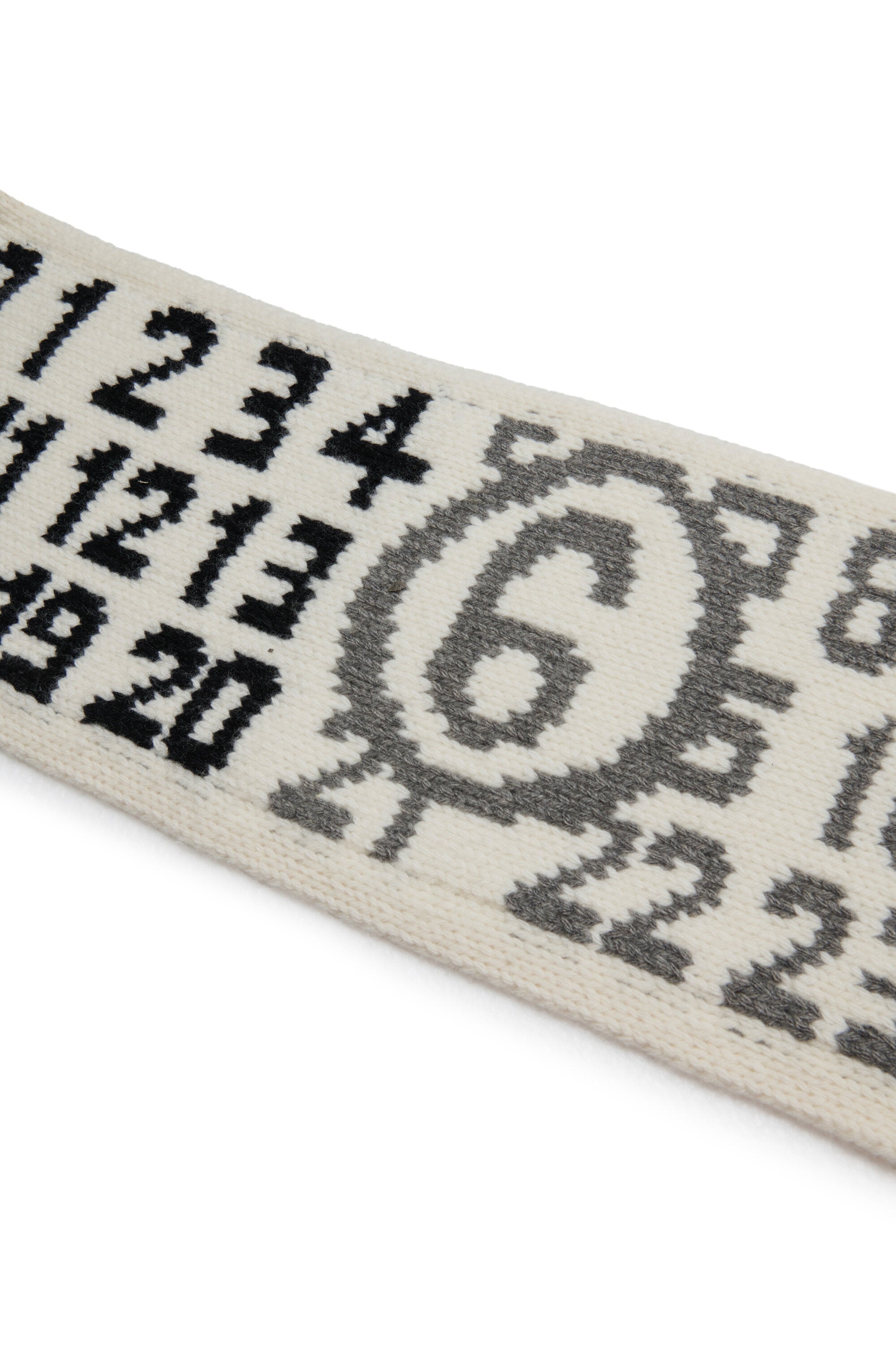 Schal mit Zahlenlogo