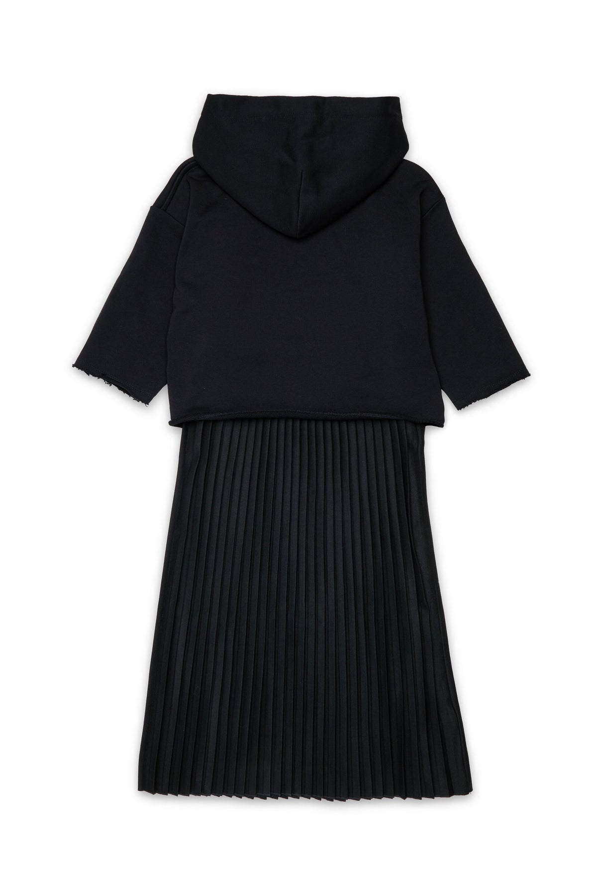 Vestido con diseño de capas y falda plisada