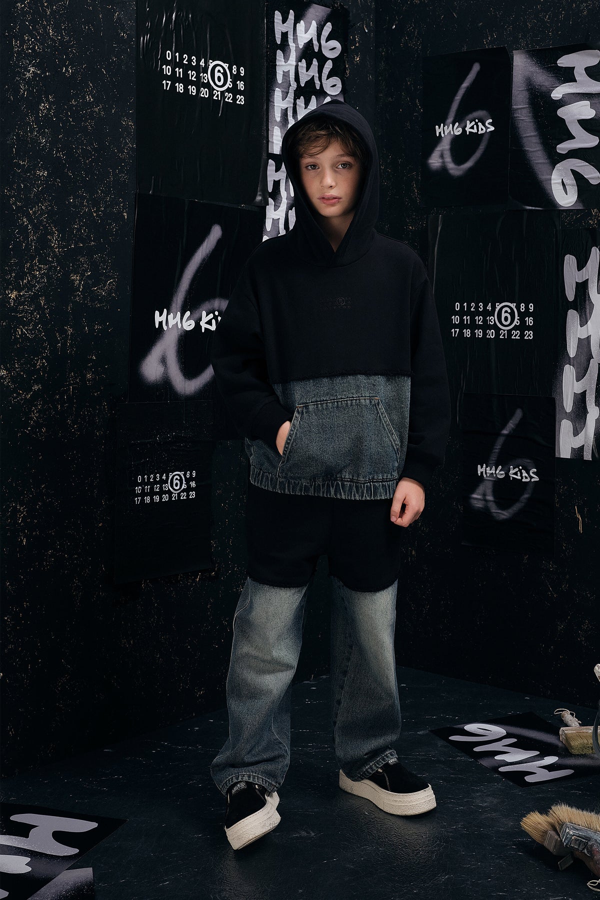 Kapuzensweatshirt aus Sweatstoff und Denim
