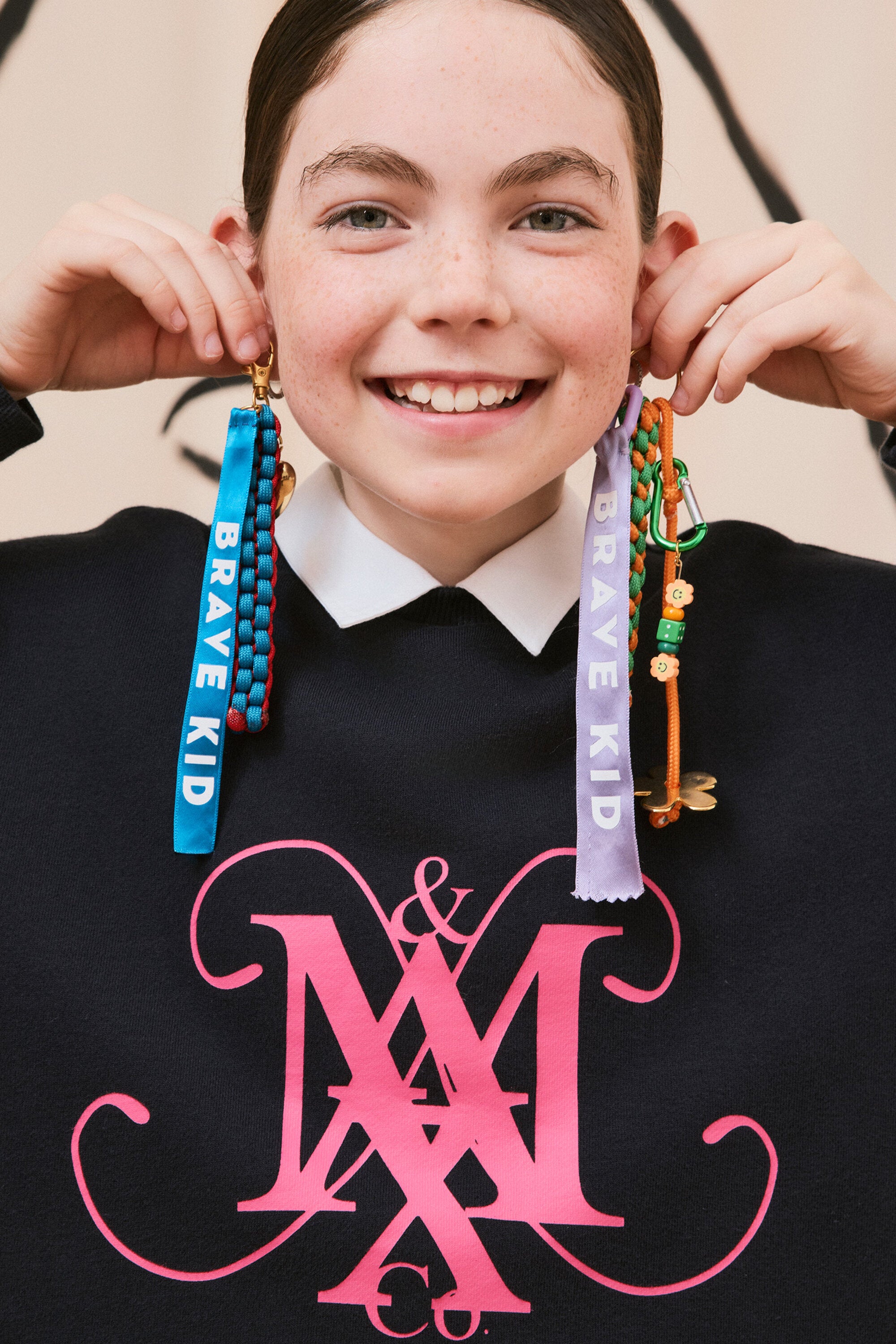 Sweatshirt mit Rundhalsausschnitt, Kragen und Emblem