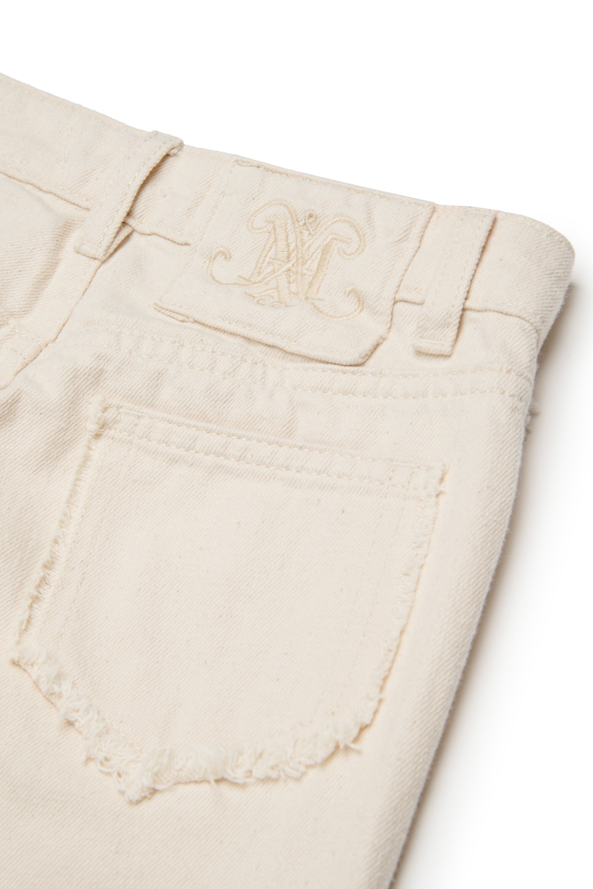 Vaqueros flare con detalles de corte en crudo