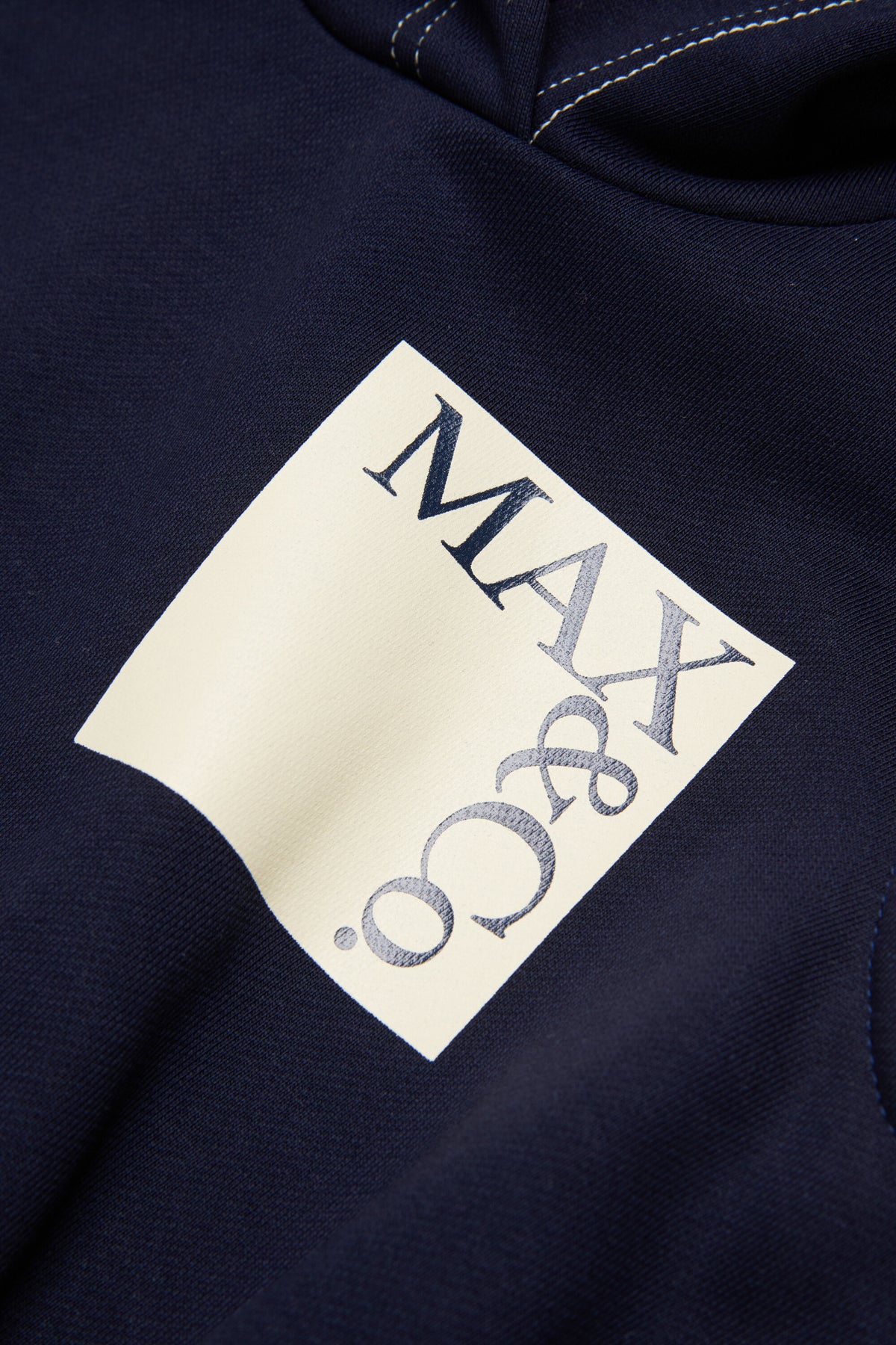 Vestido corto sin mangas con logo