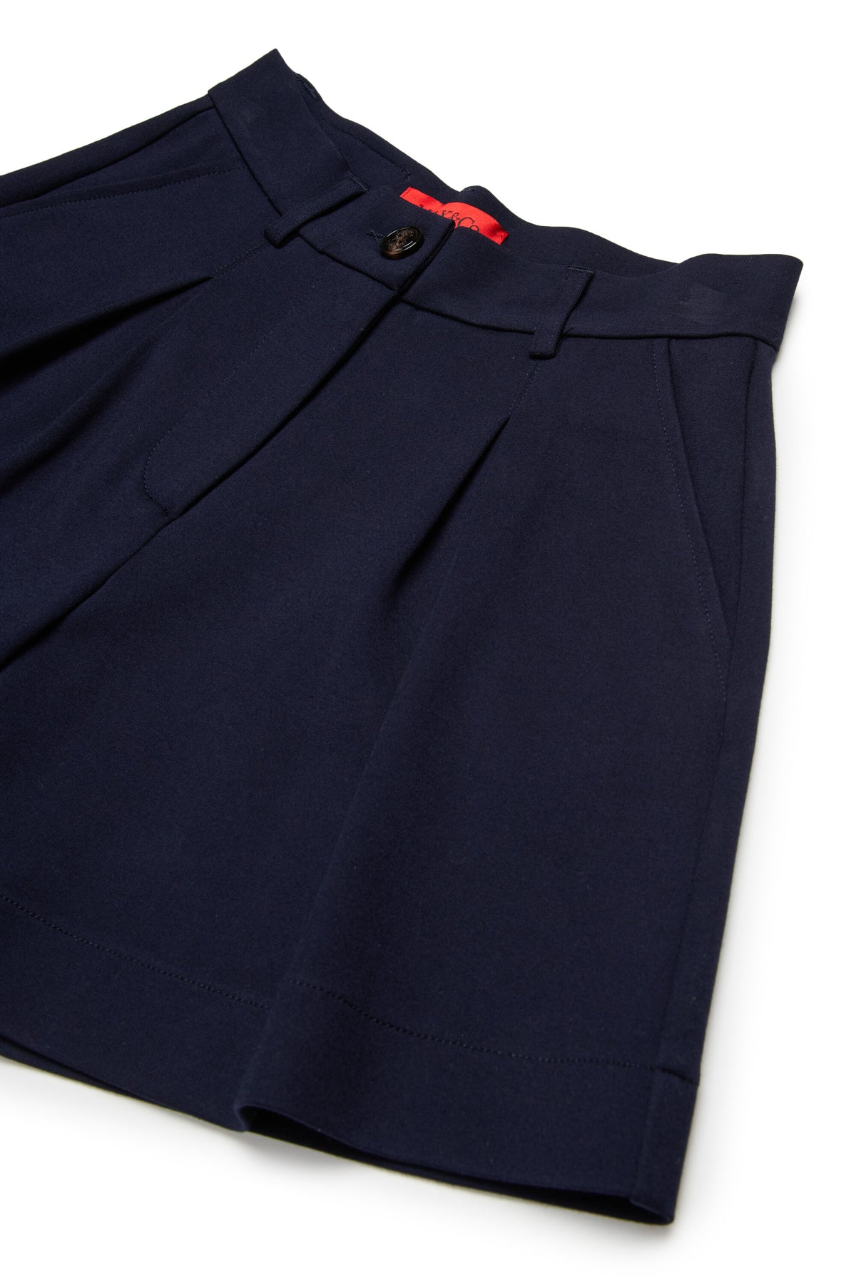 Shorts formales con logo en la parte trasera