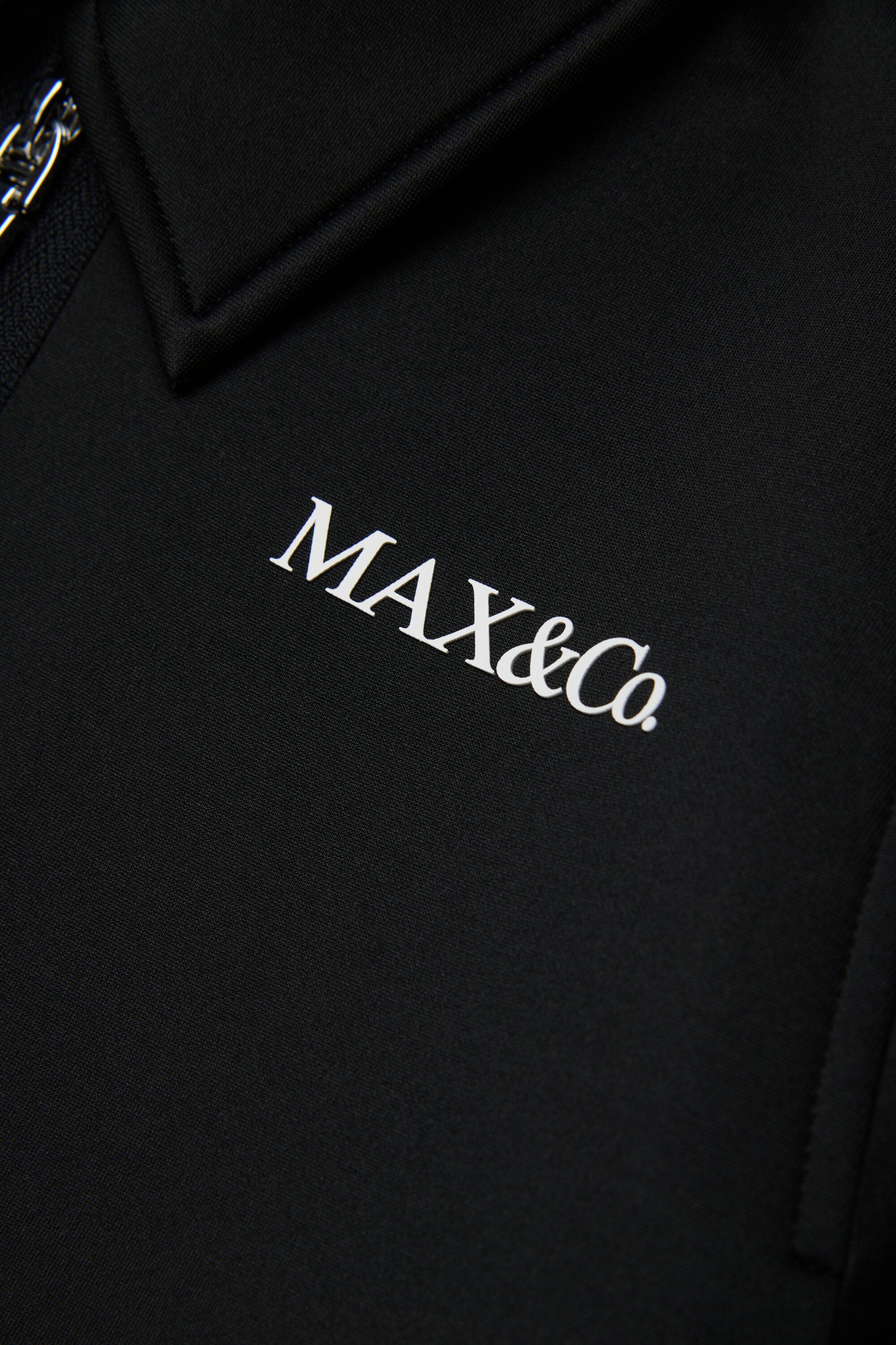 Kurze Jacke mit aufgedrucktem Logo