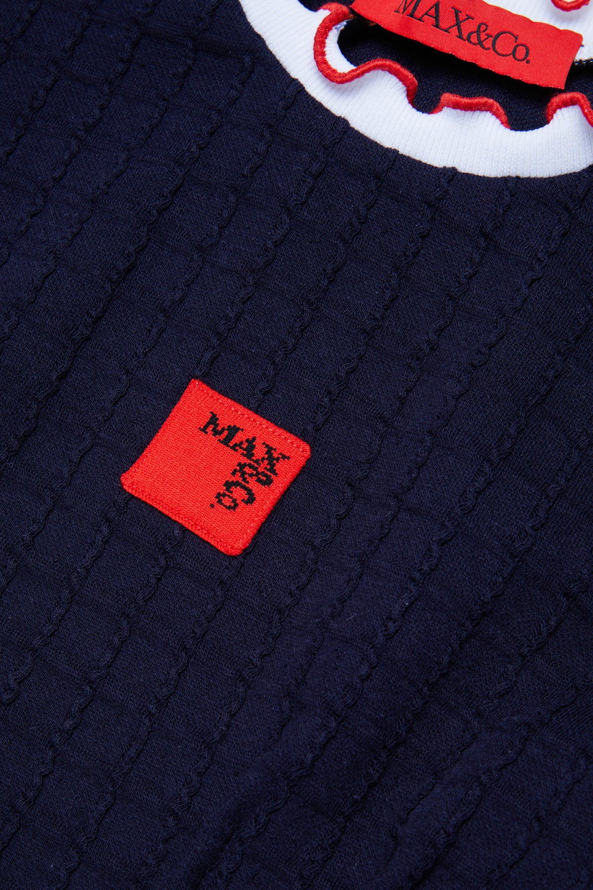 Jacquard-Kleid mit Logo und Rüschen