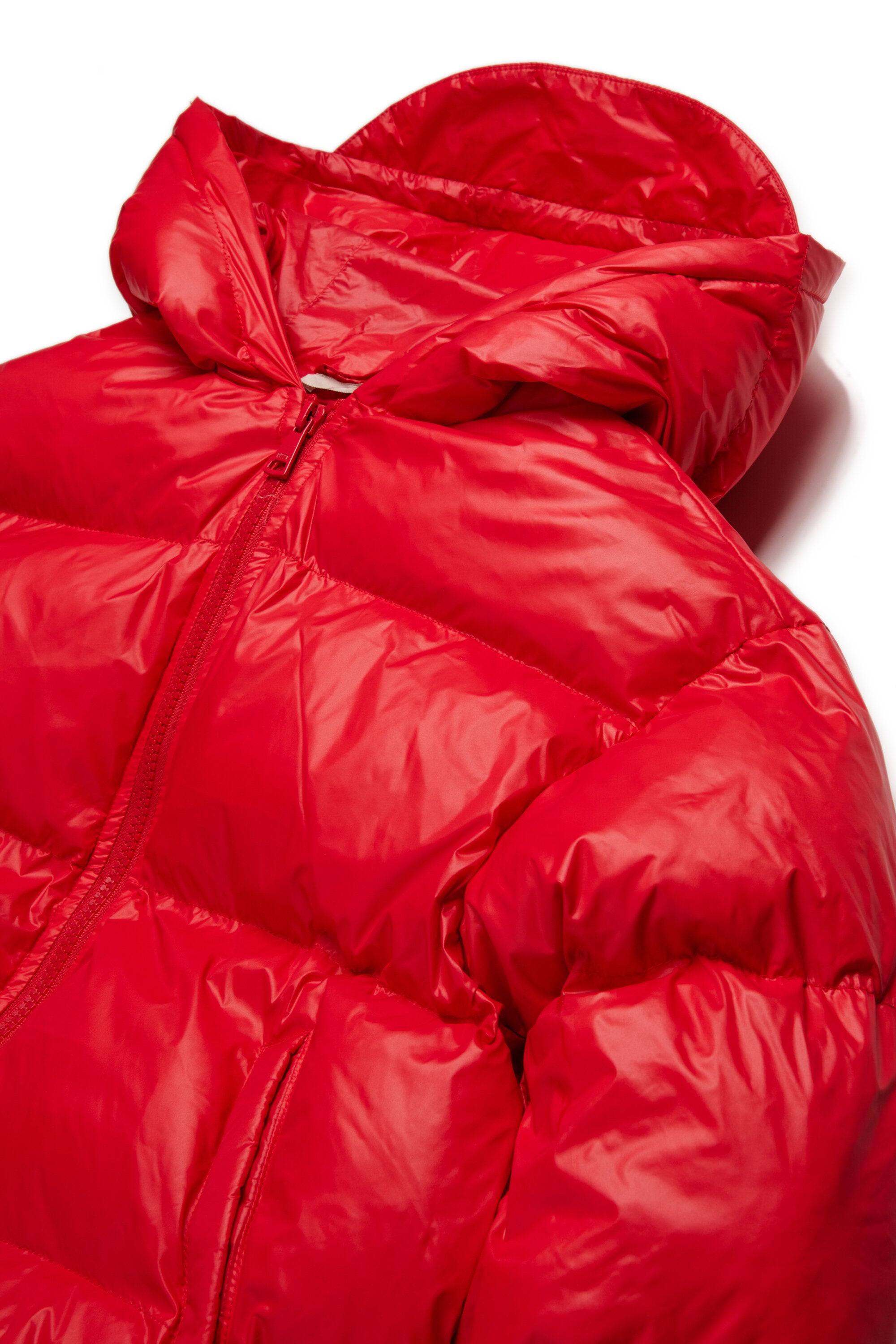 Kurze wattierte Jacke mit asymmetrischem Boden